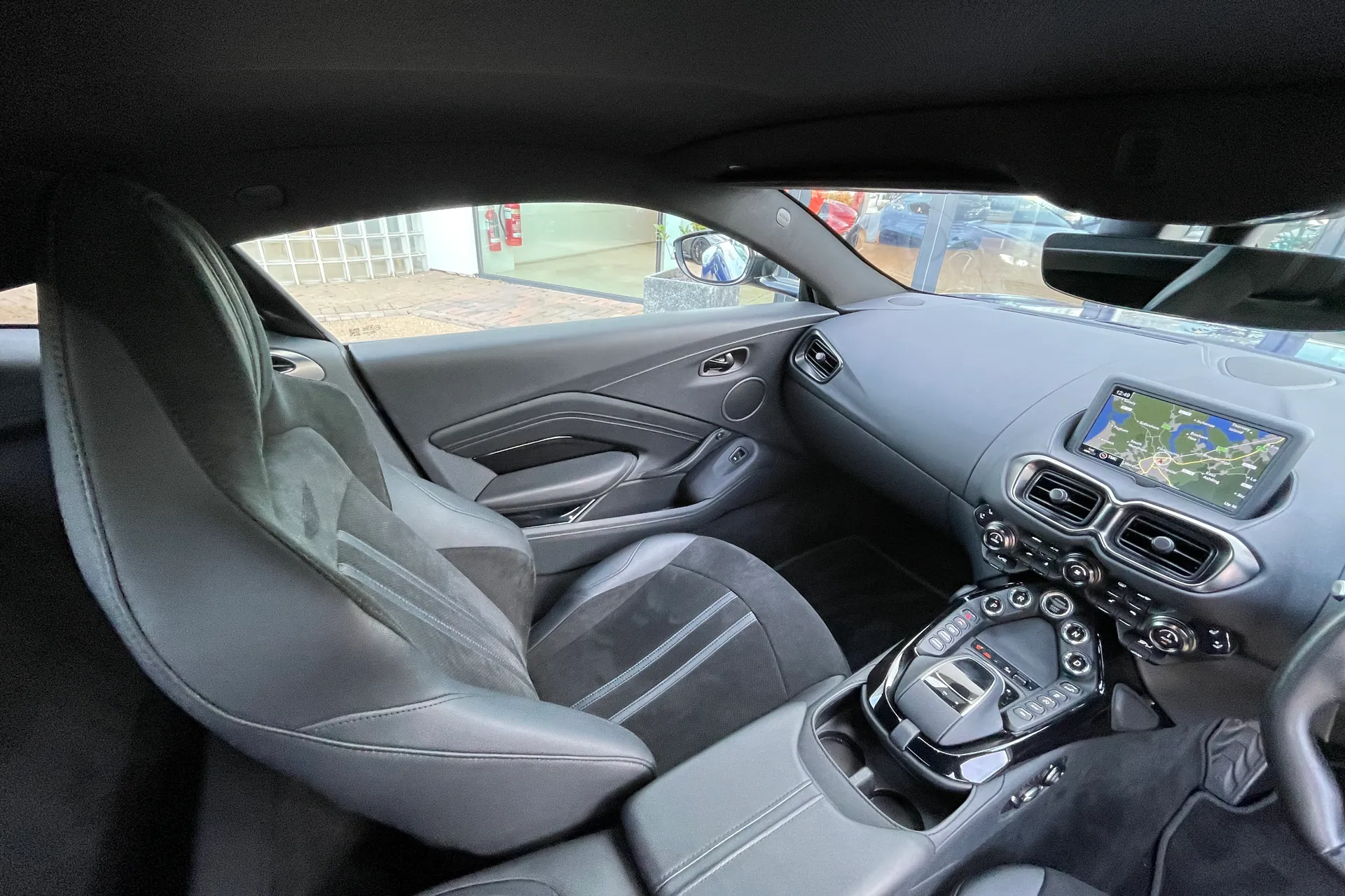 Aston Martin Vantage thumbnail image number 28