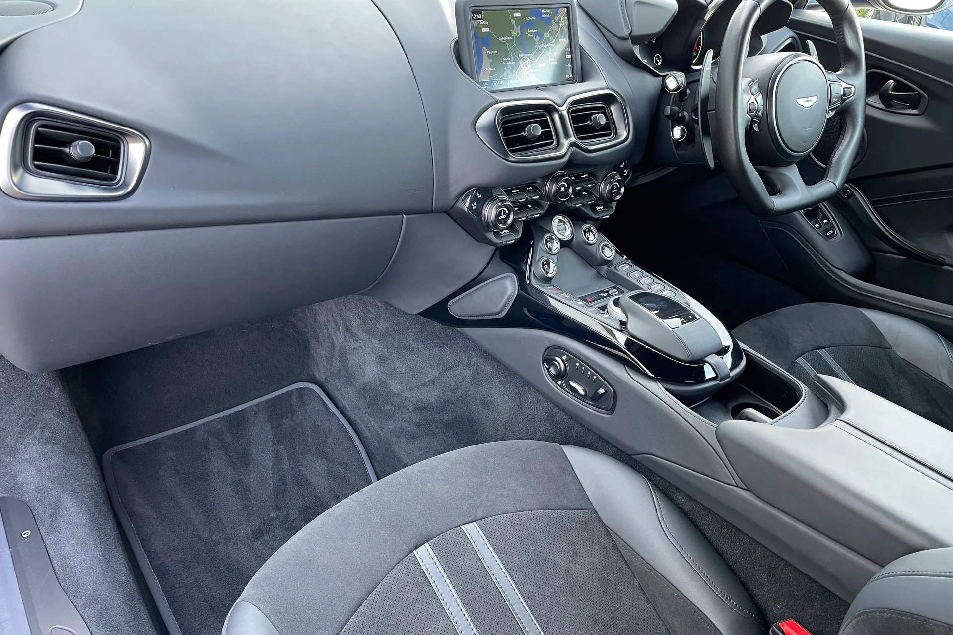 Aston Martin Vantage thumbnail image number 33