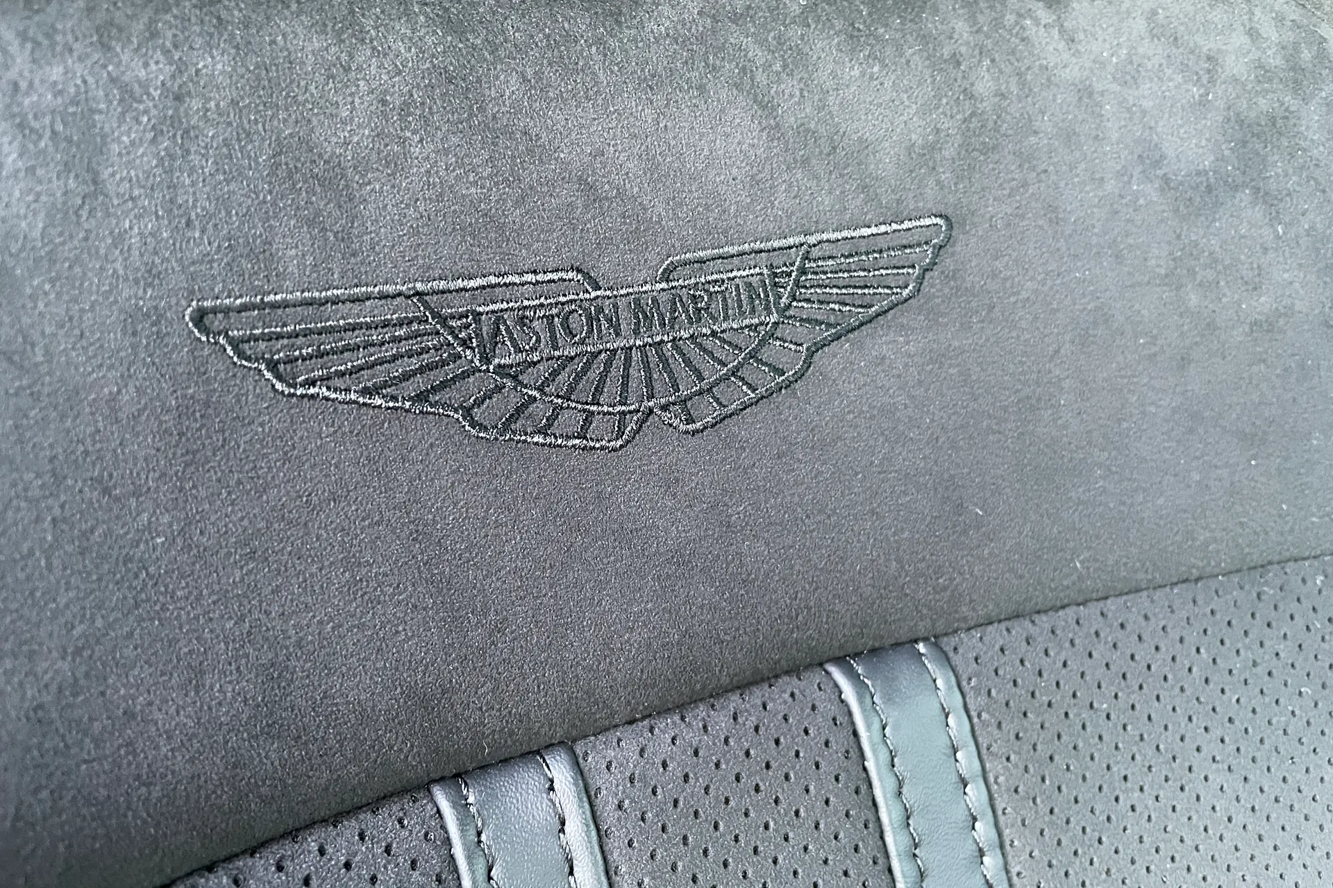 Aston Martin Vantage thumbnail image number 30
