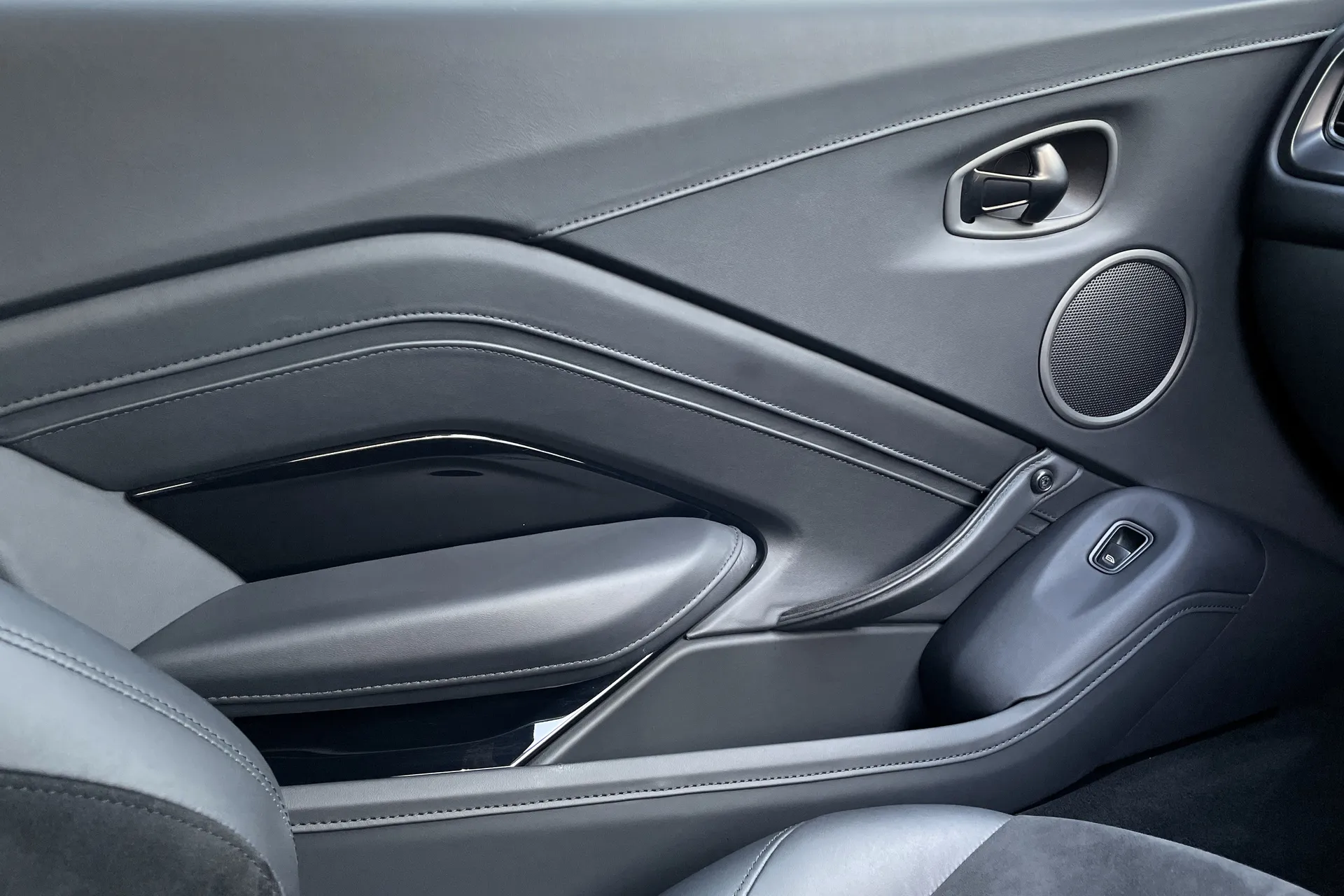 Aston Martin Vantage thumbnail image number 40
