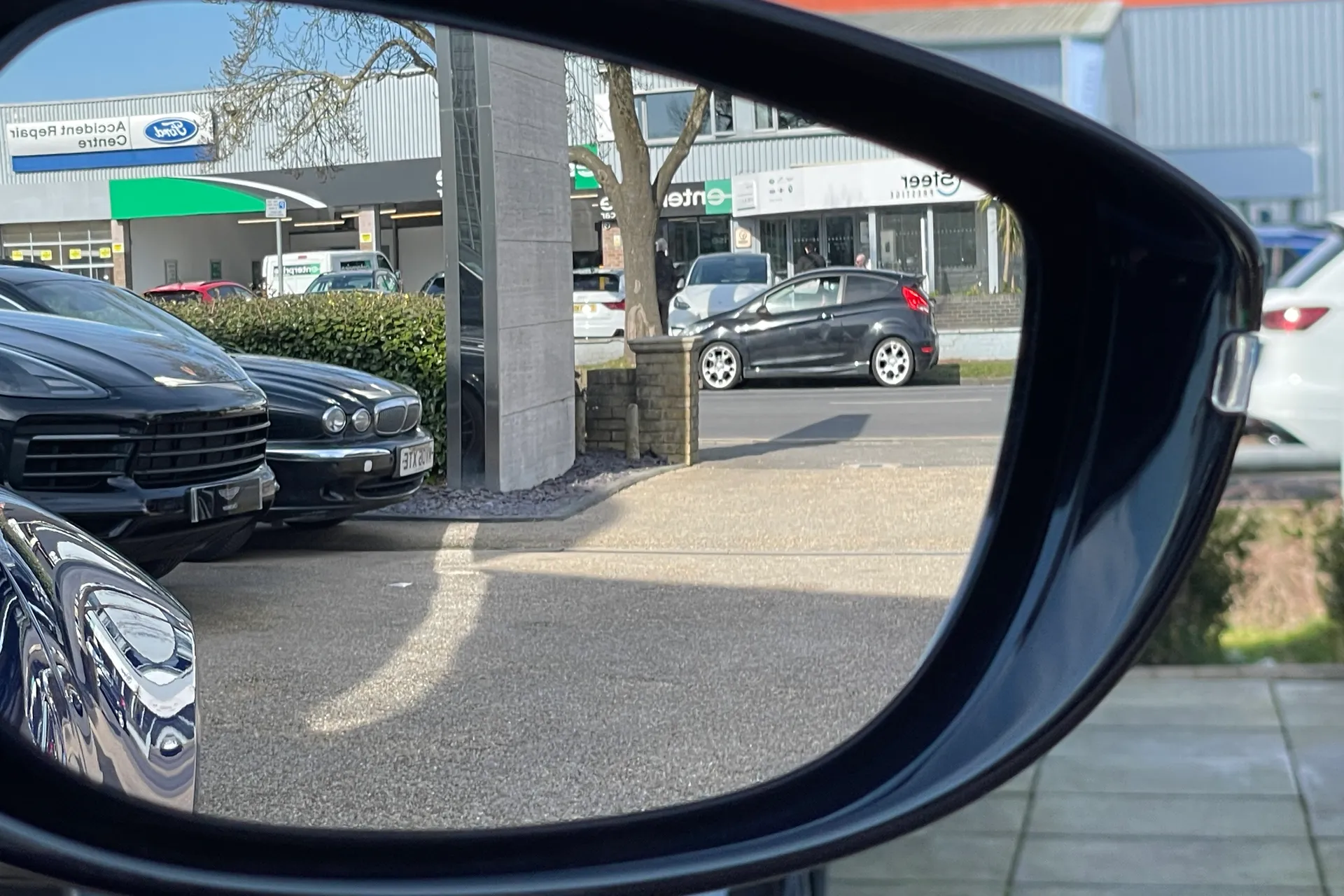 Aston Martin Vantage thumbnail image number 49