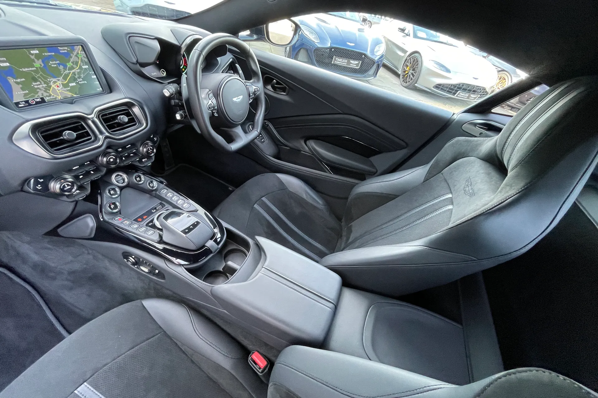 Aston Martin Vantage thumbnail image number 36