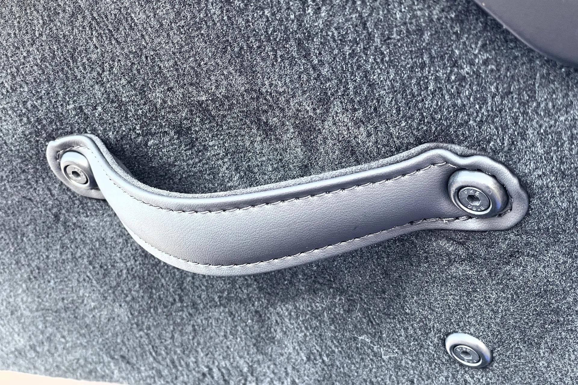 Aston Martin Vantage thumbnail image number 23