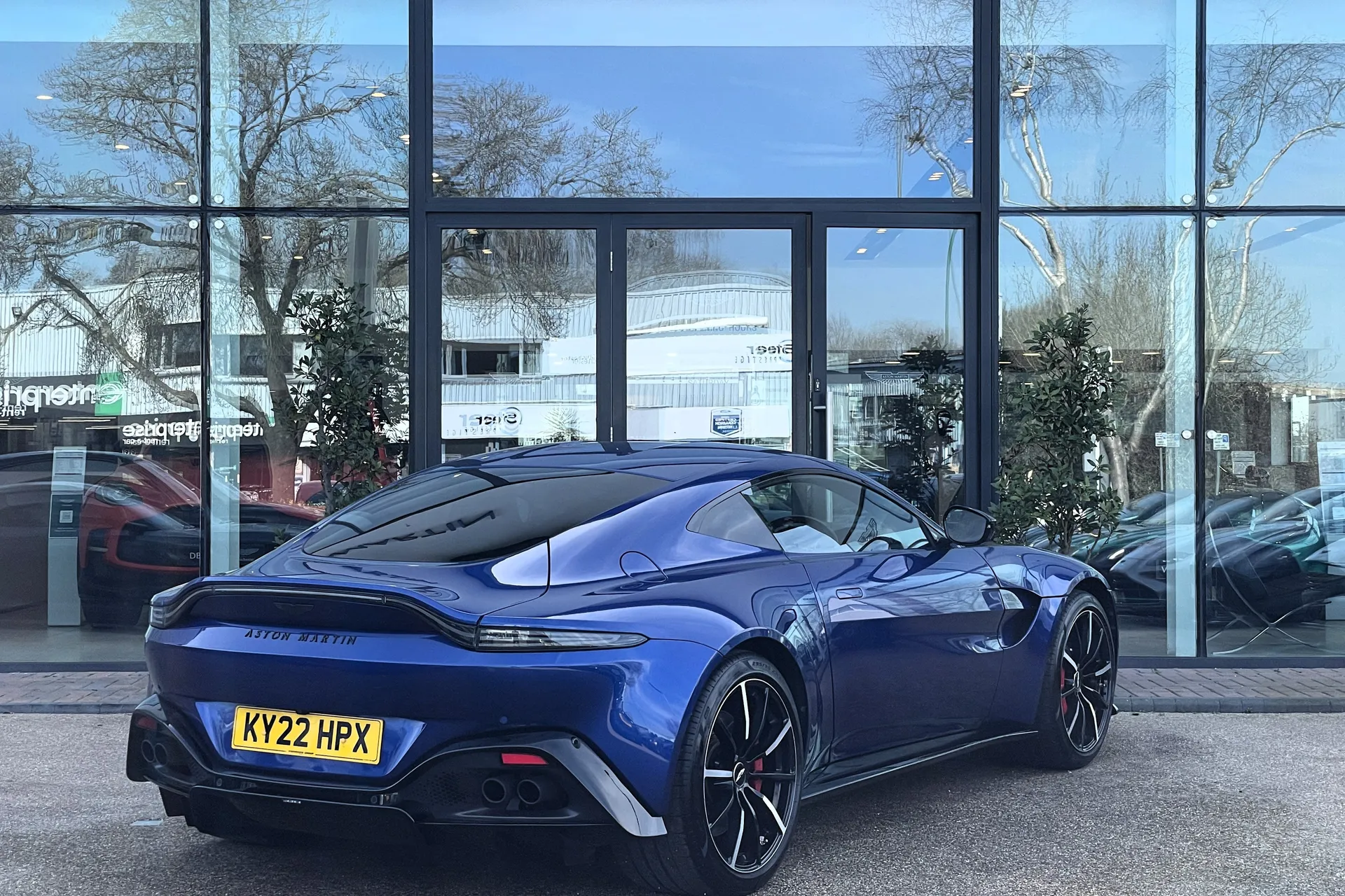 Aston Martin Vantage thumbnail image number 19