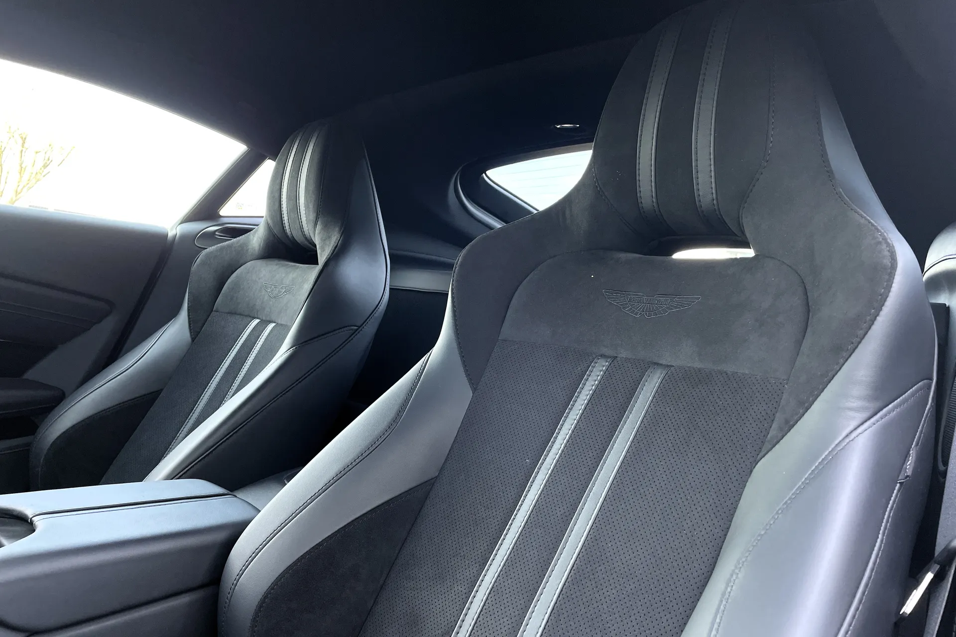Aston Martin Vantage thumbnail image number 35