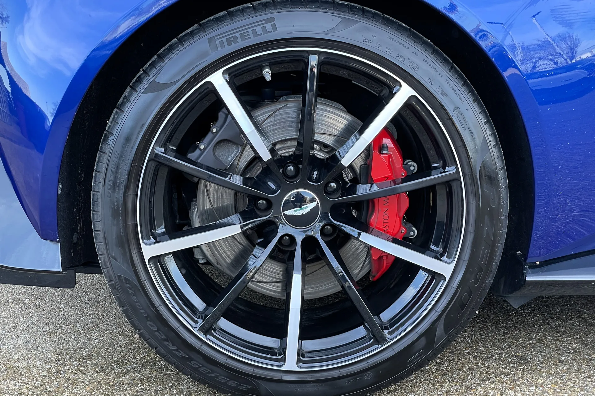 Aston Martin Vantage thumbnail image number 11