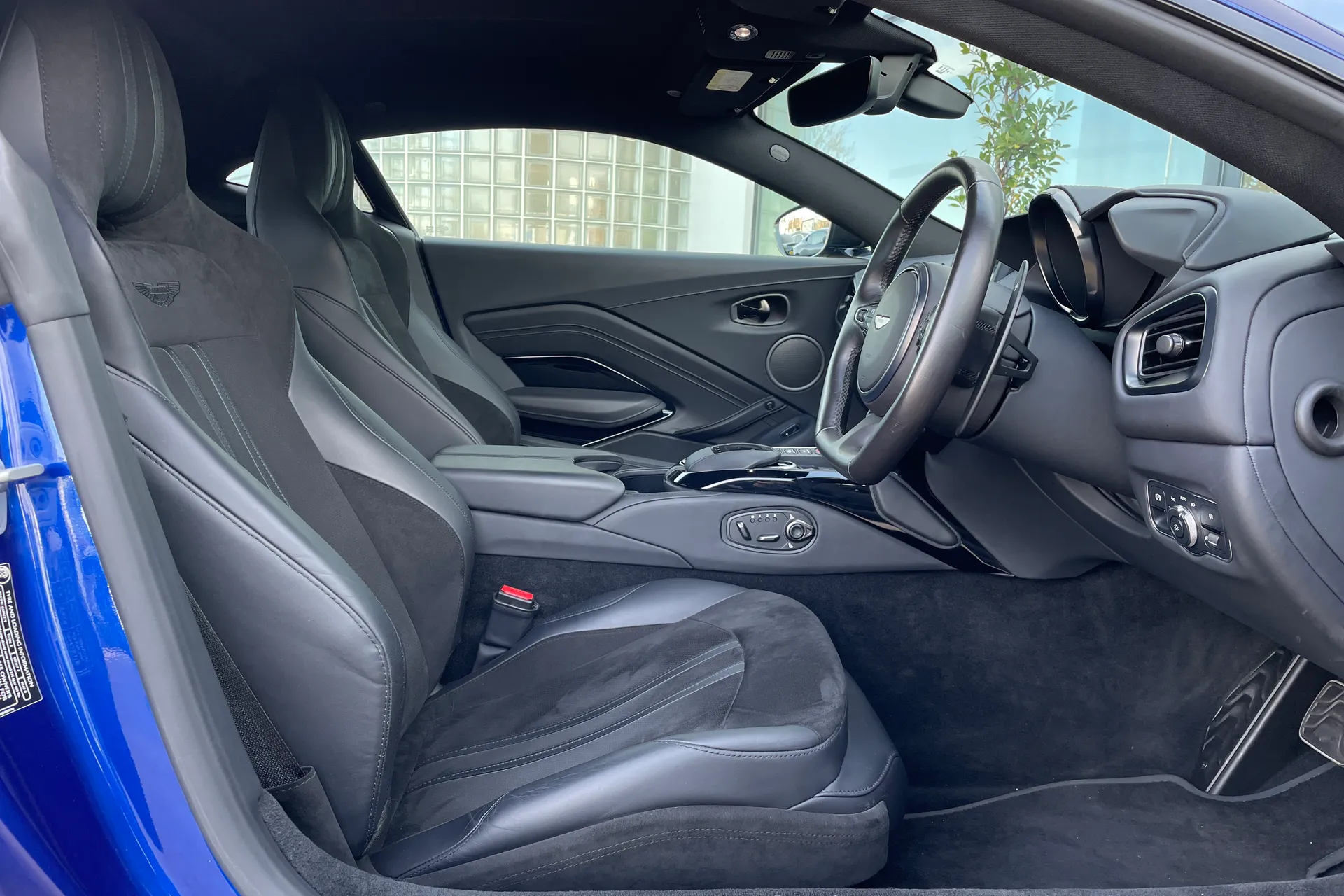 Aston Martin Vantage thumbnail image number 26