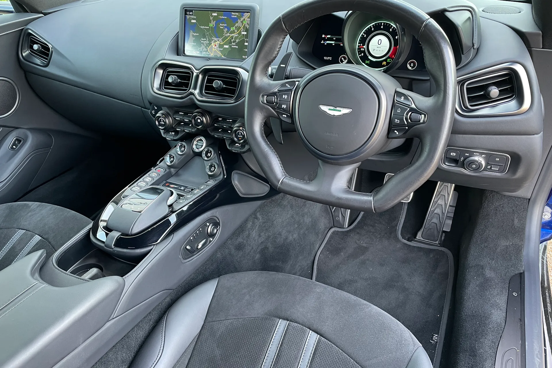 Aston Martin Vantage thumbnail image number 3