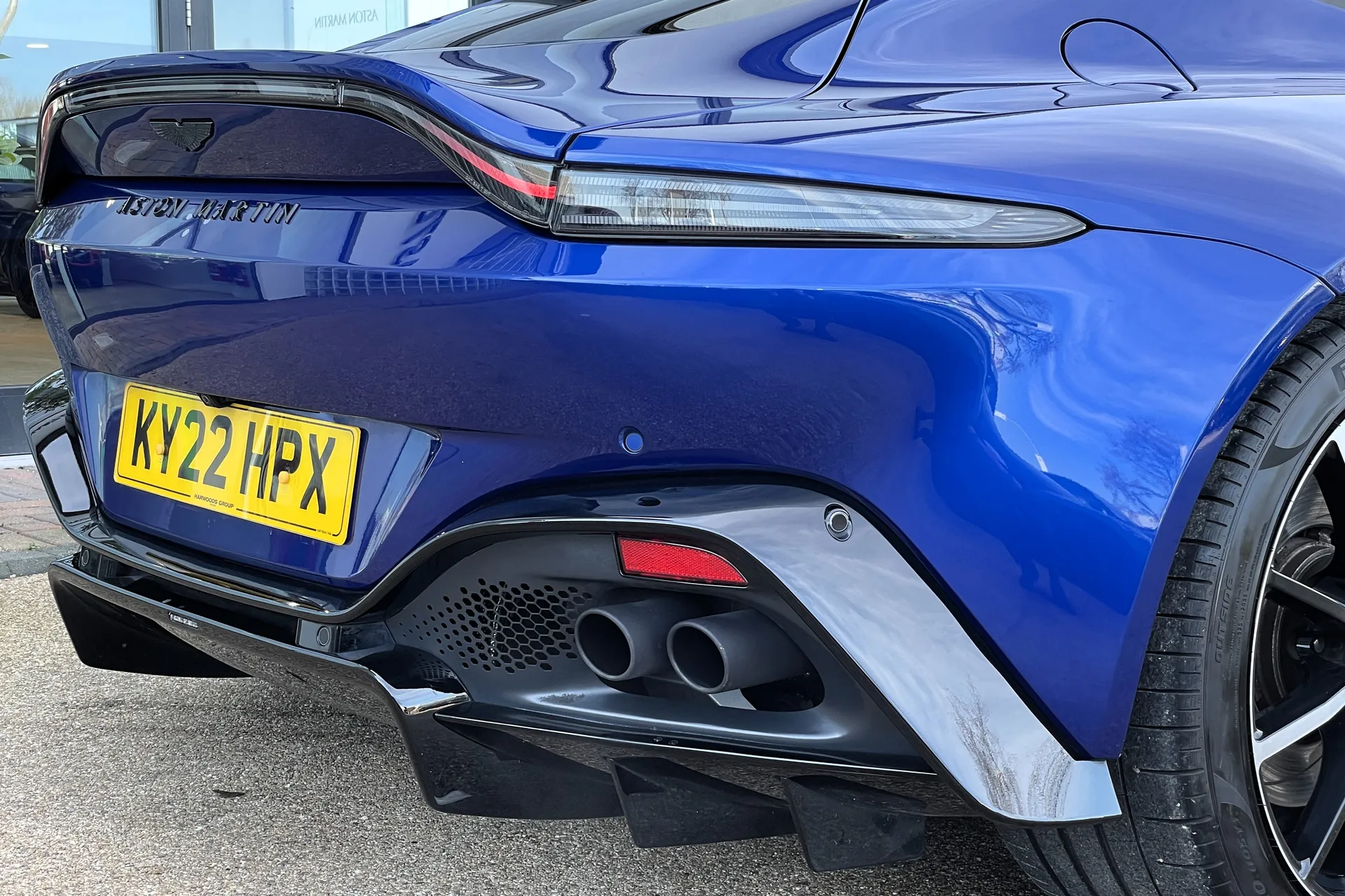 Aston Martin Vantage thumbnail image number 14