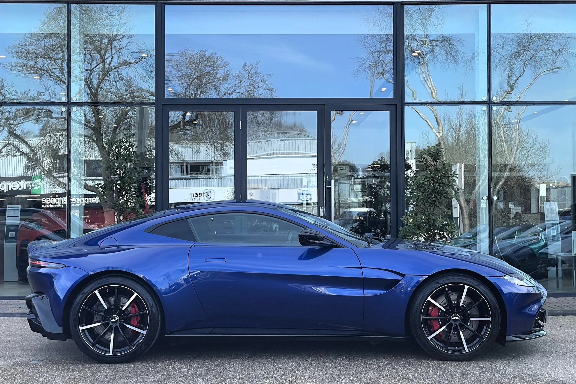 Aston Martin Vantage thumbnail image number 2