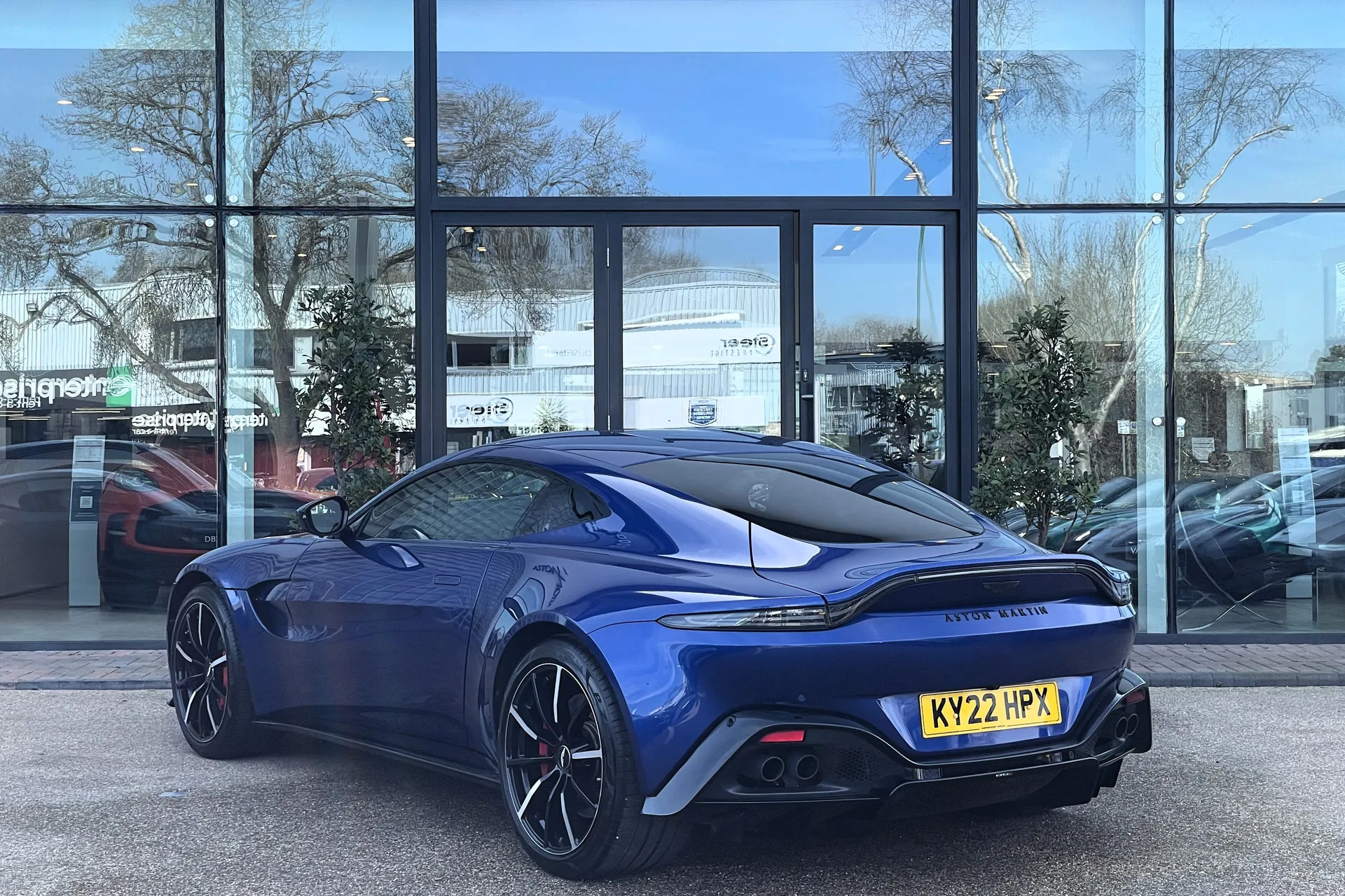 Aston Martin Vantage thumbnail image number 17