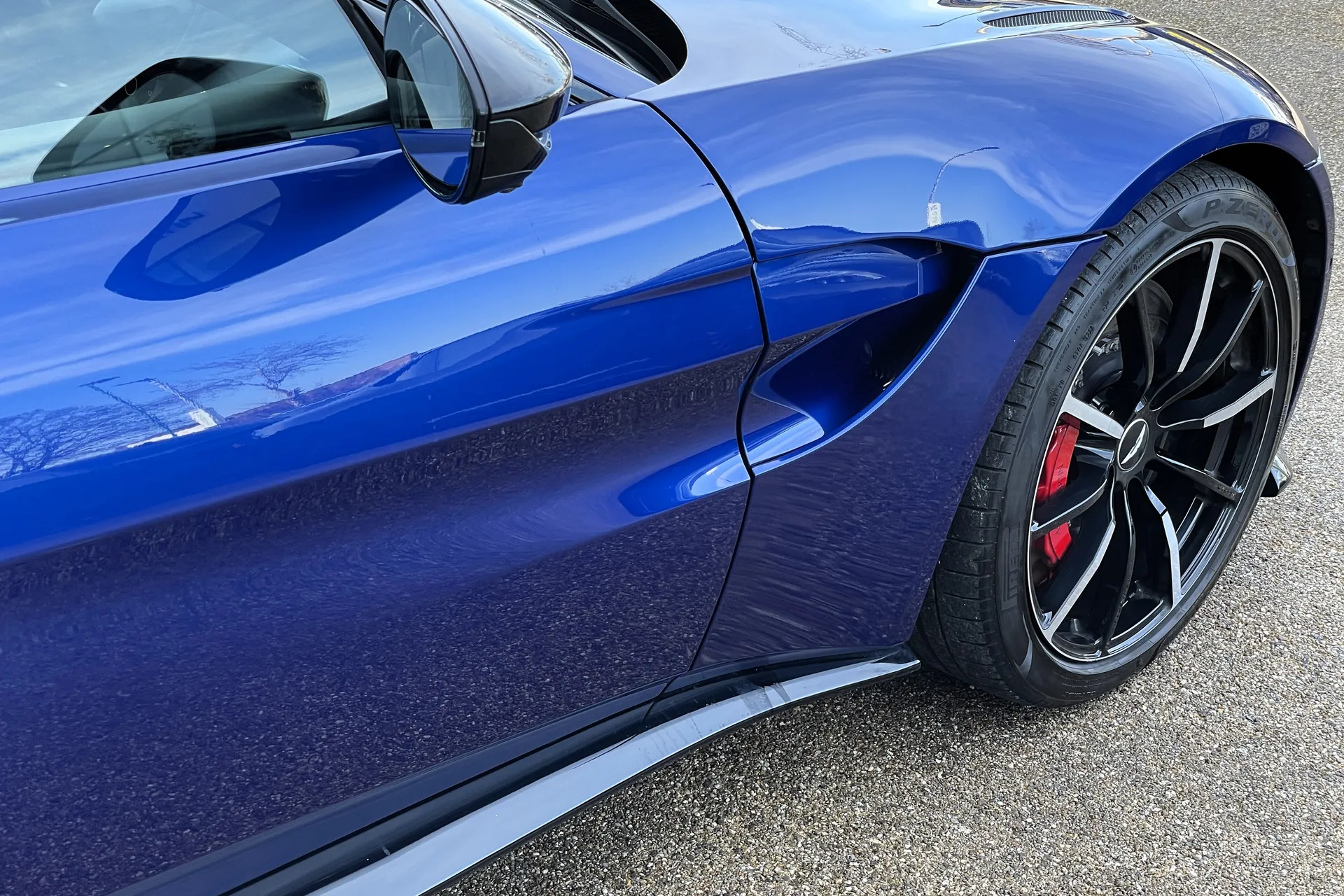 Aston Martin Vantage thumbnail image number 15