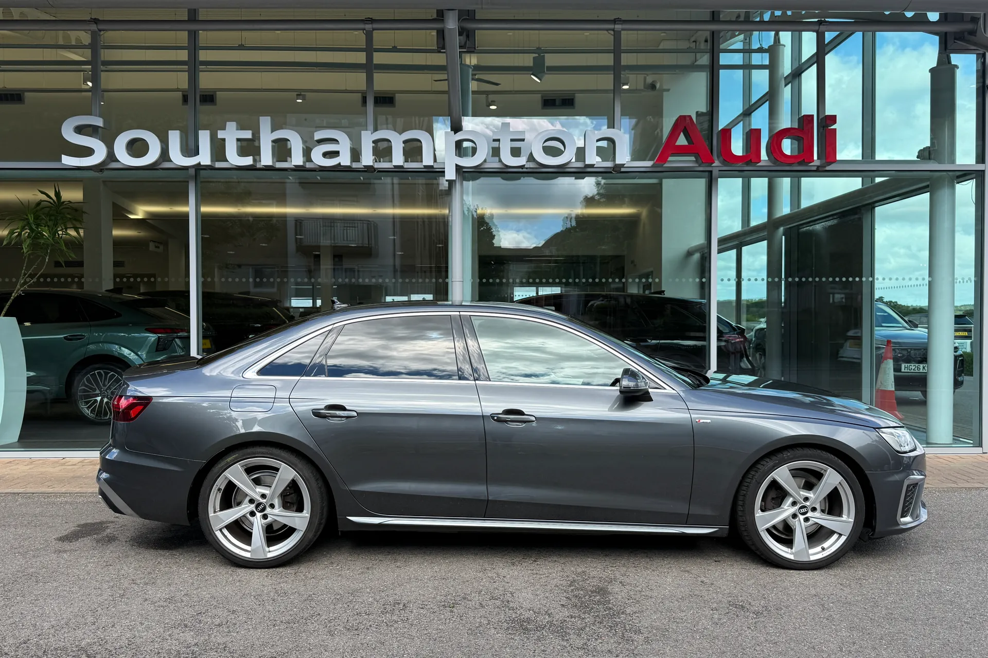 Audi A4 thumbnail image number 2