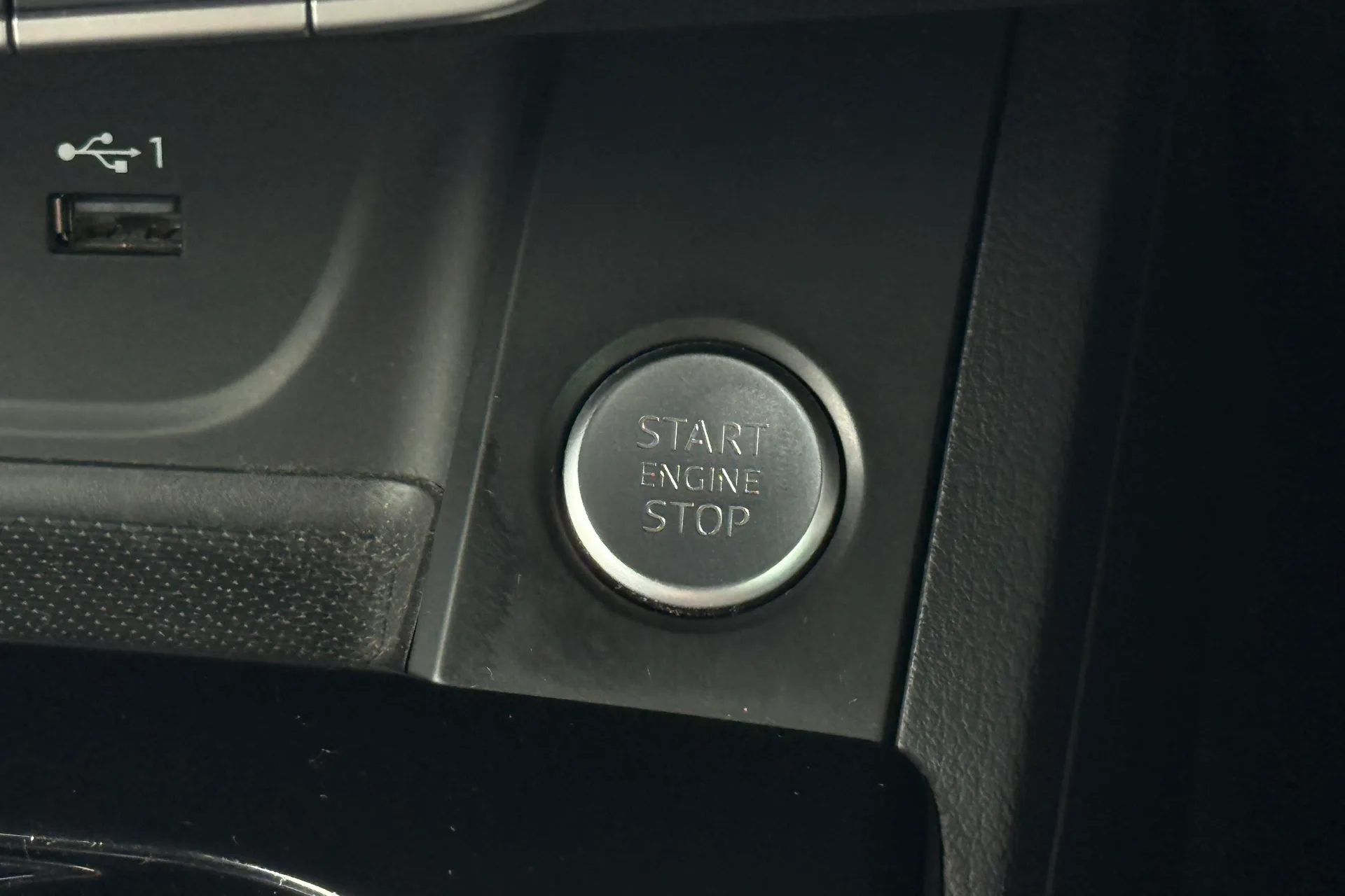 Audi A4 thumbnail image number 23