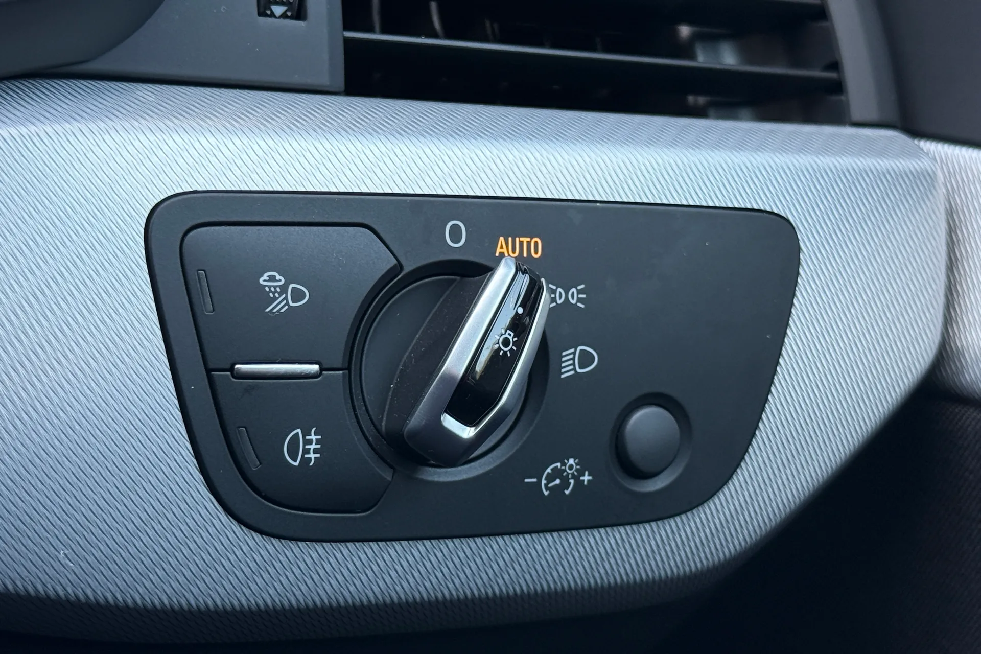 Audi A4 thumbnail image number 17