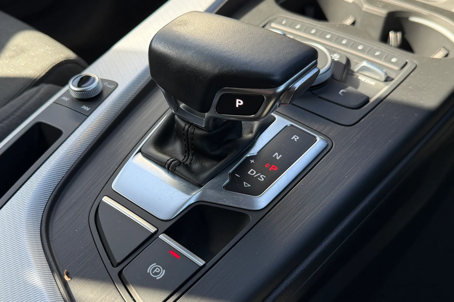 Audi A4 thumbnail image number 25