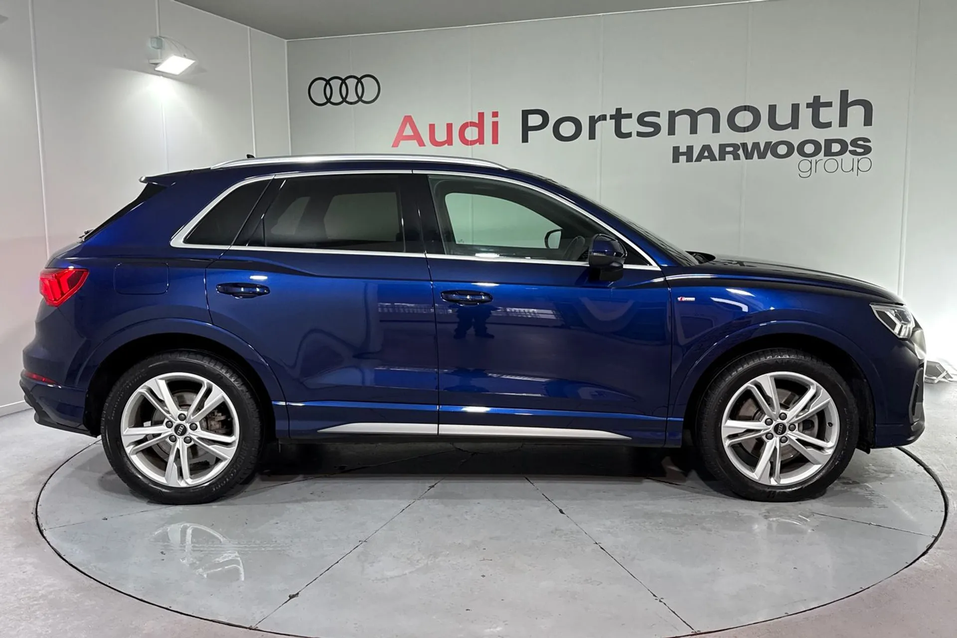 Audi Q3 thumbnail image number 2