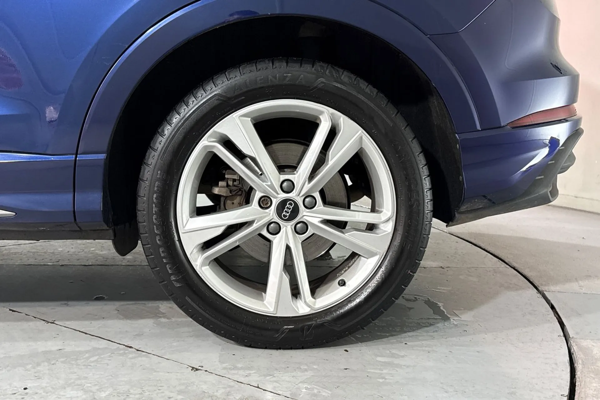 Audi Q3 thumbnail image number 14