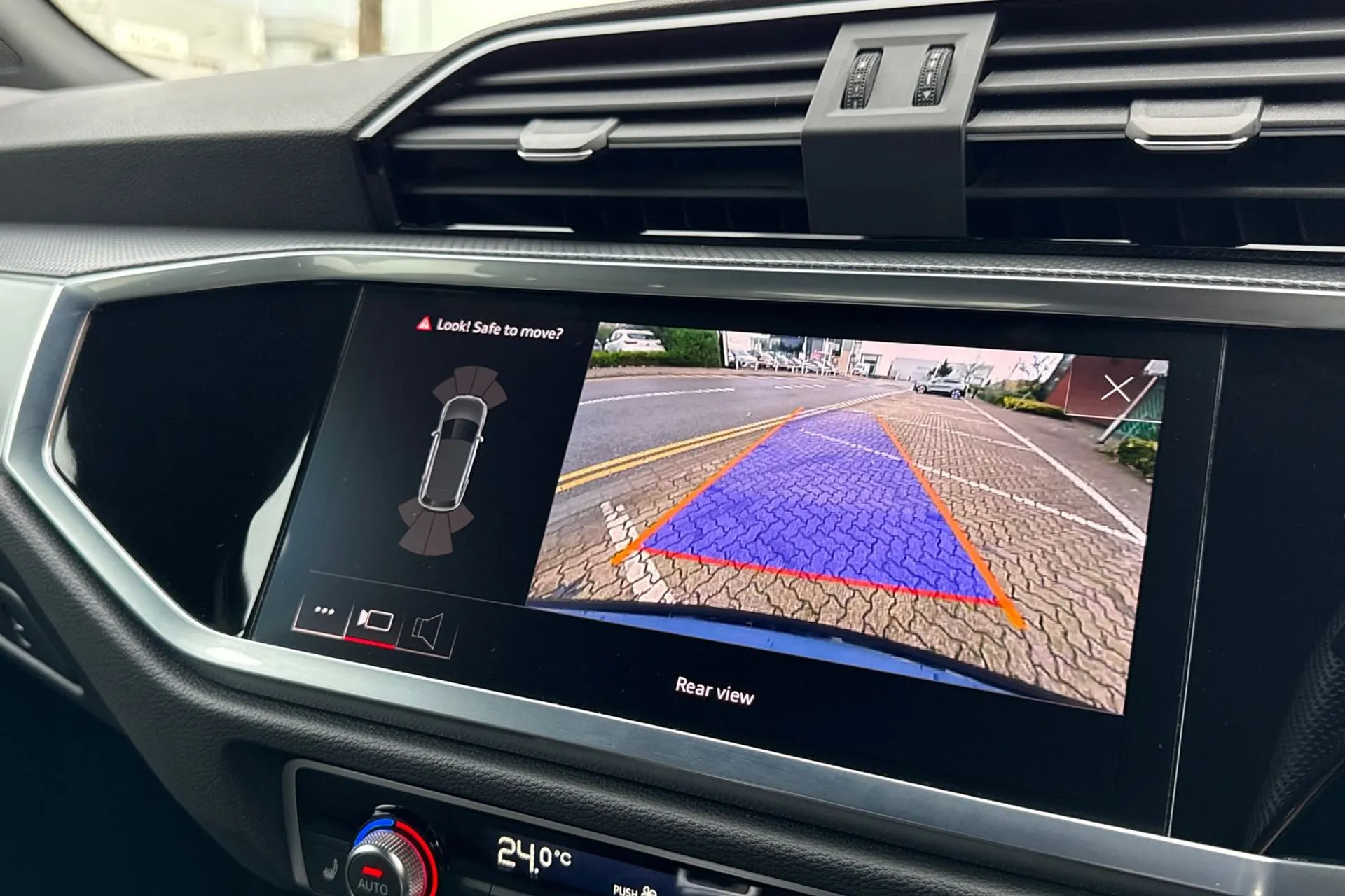 Audi Q3 thumbnail image number 5