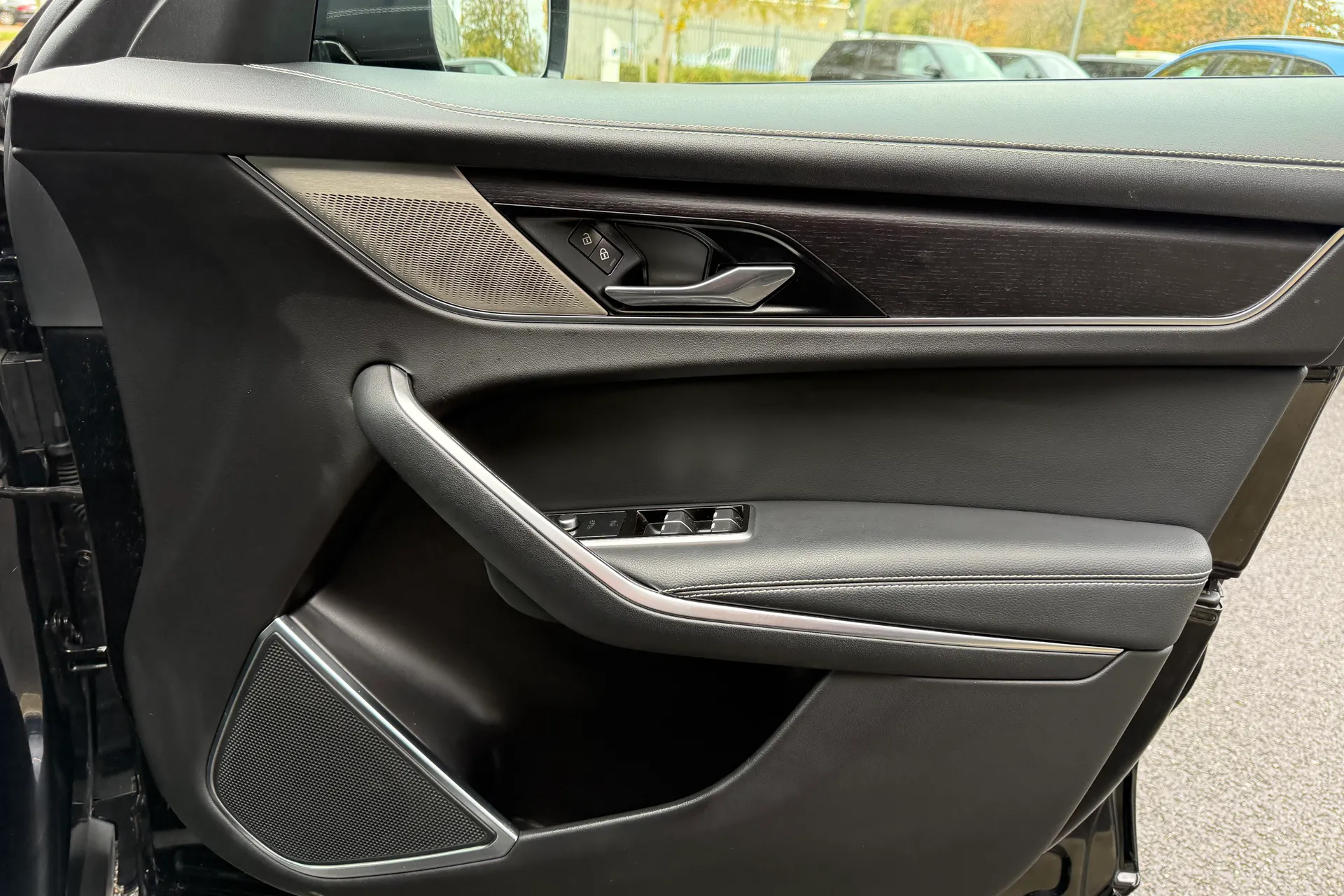 Jaguar F-PACE thumbnail image number 46