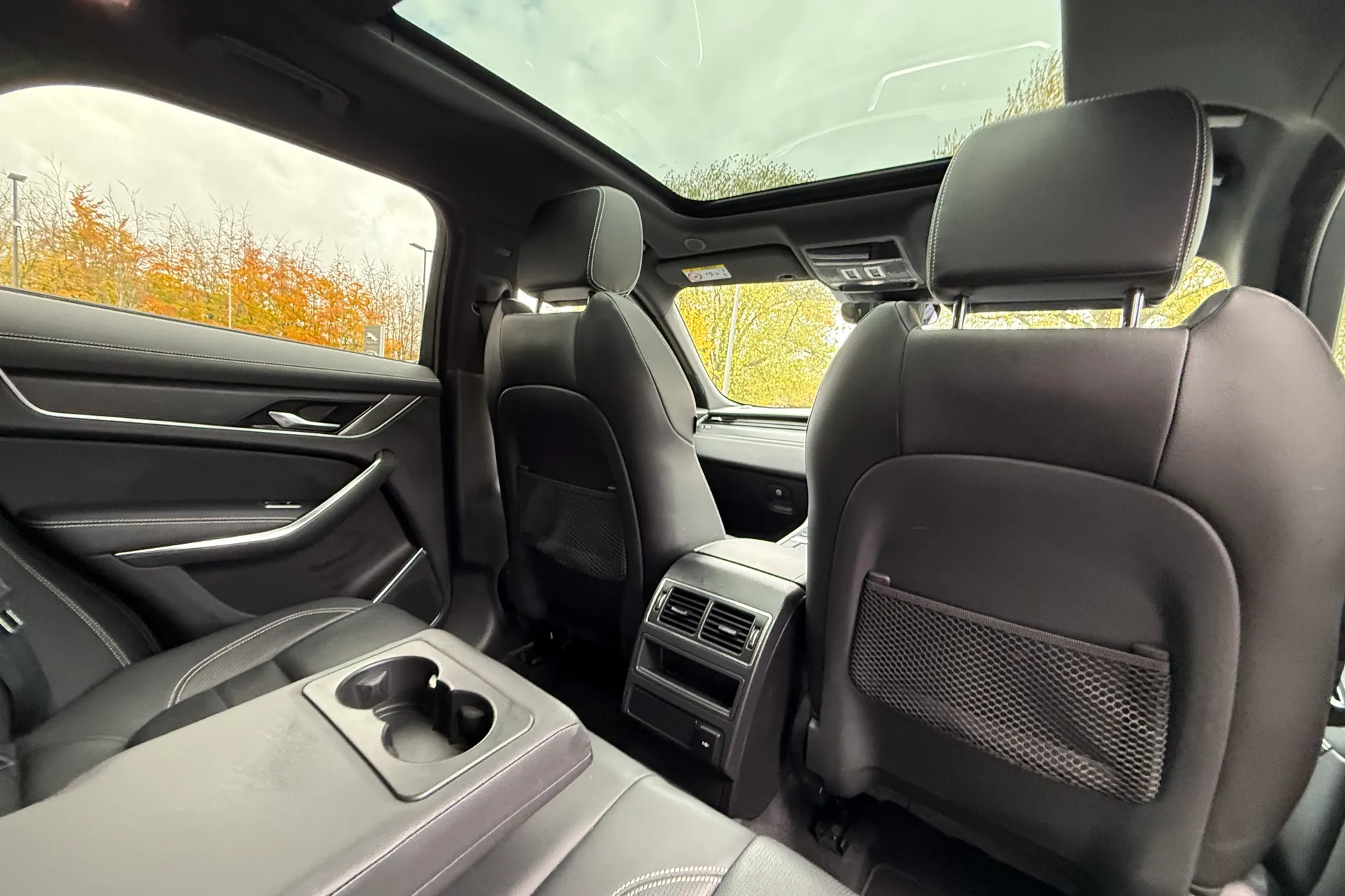 Jaguar F-PACE thumbnail image number 36