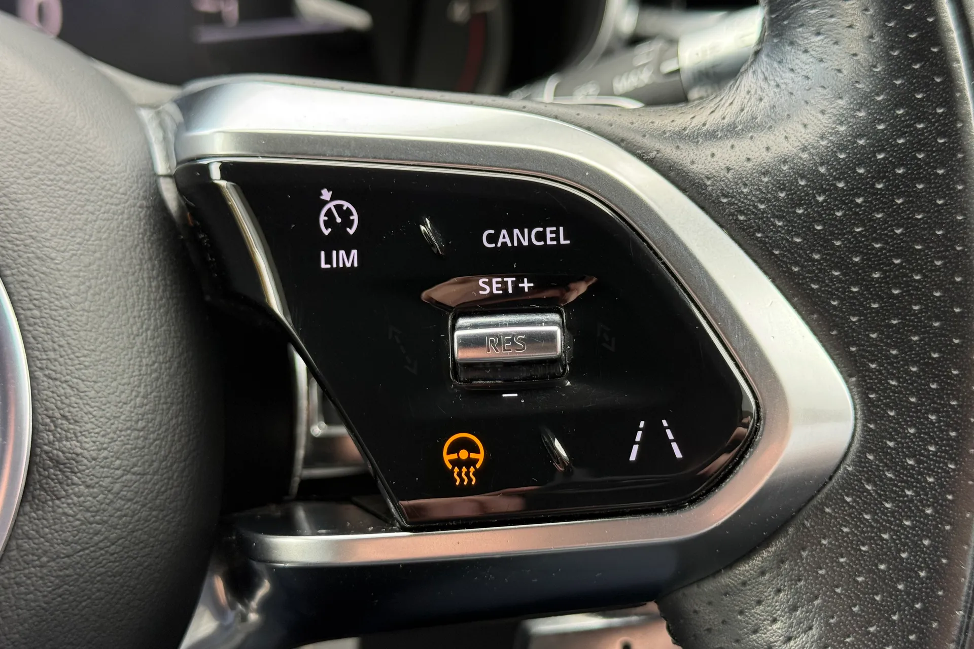 Jaguar F-PACE thumbnail image number 25