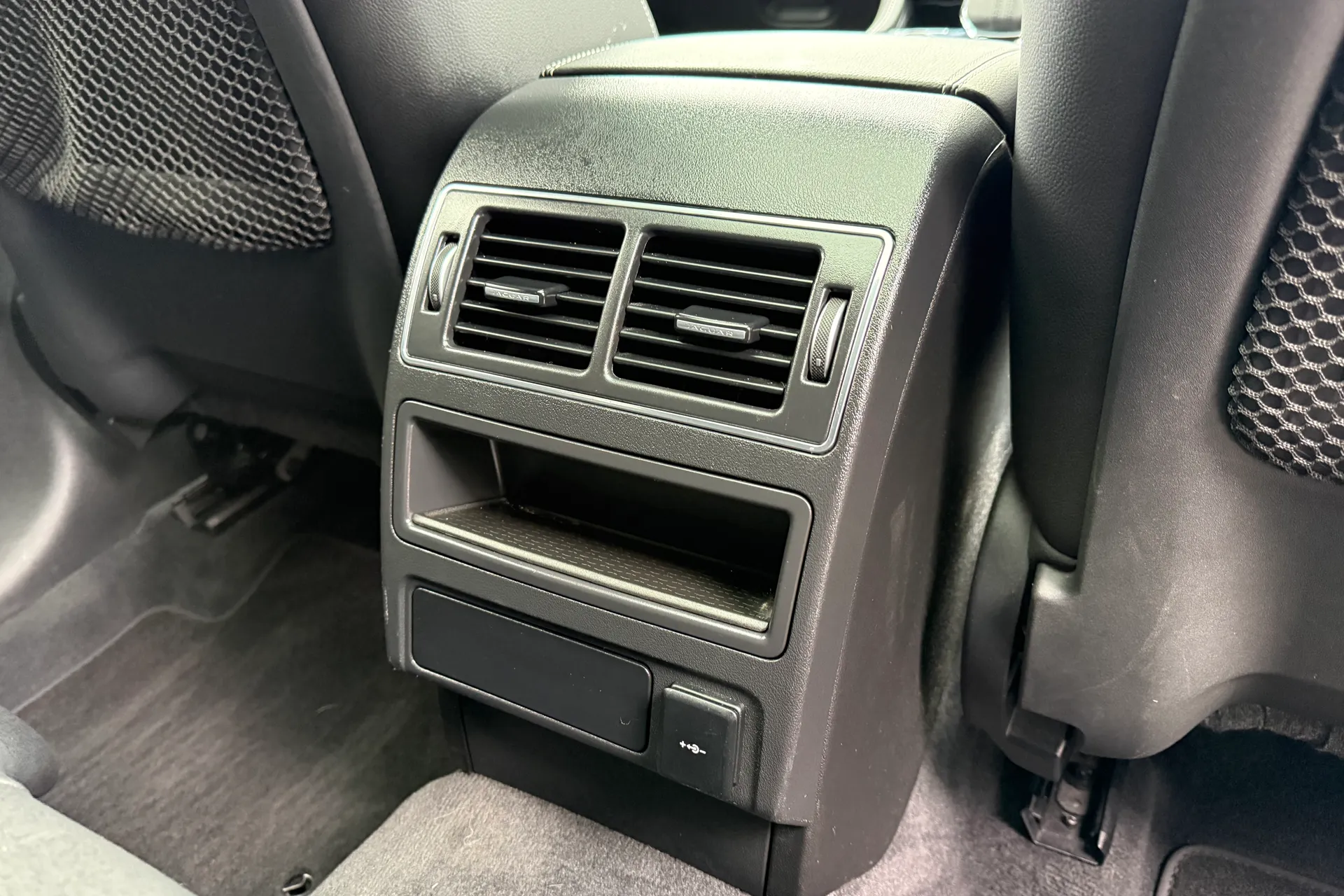 Jaguar F-PACE thumbnail image number 32