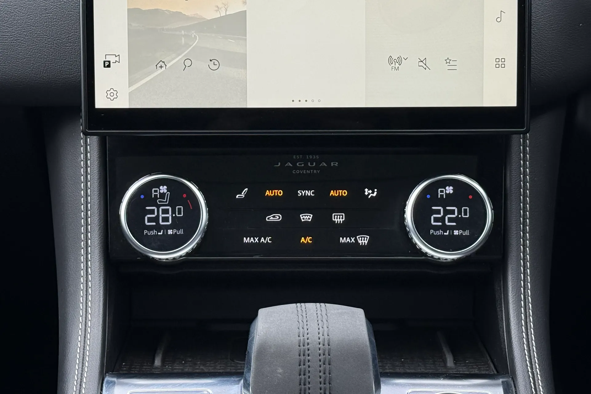 Jaguar F-PACE thumbnail image number 16