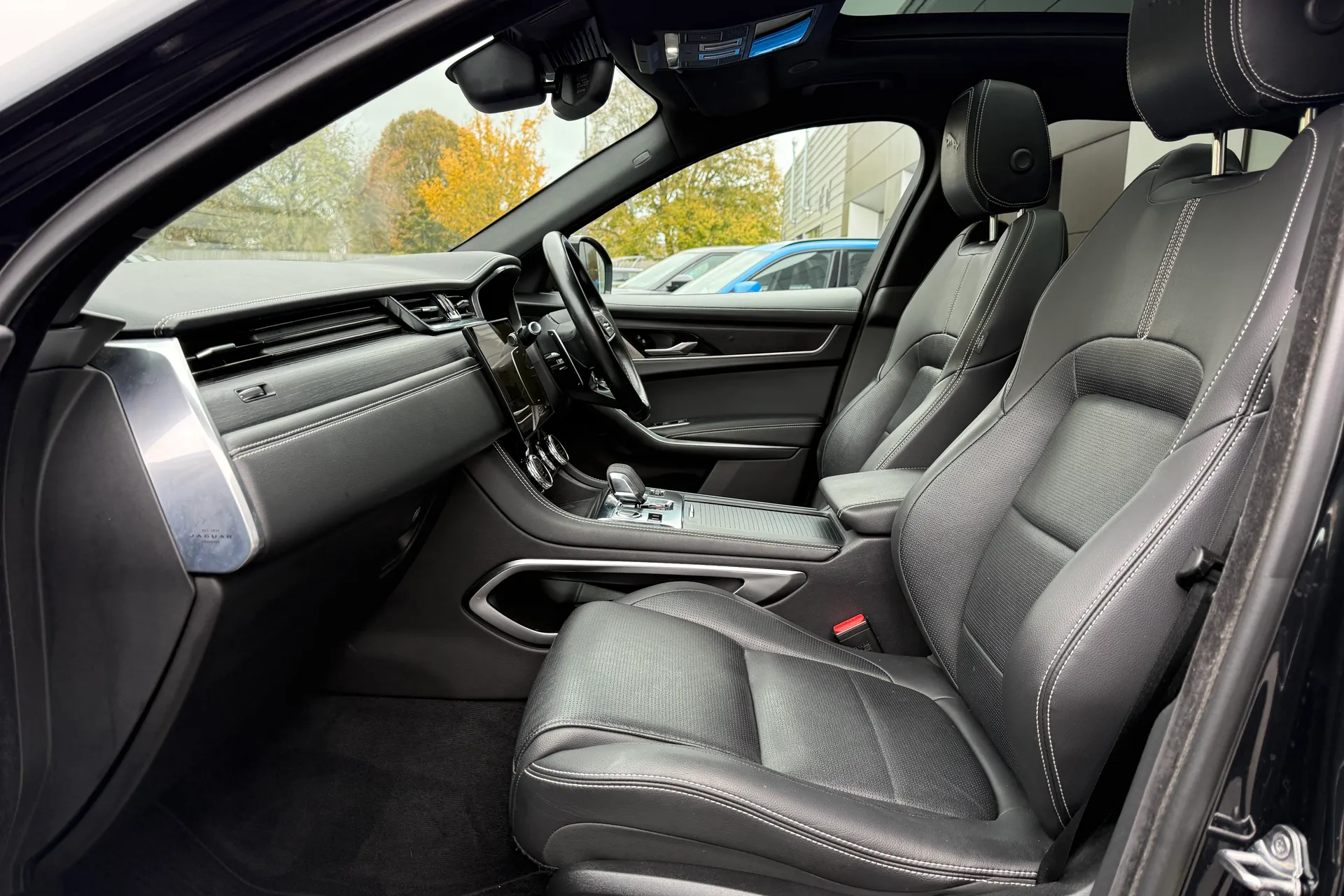 Jaguar F-PACE thumbnail image number 10