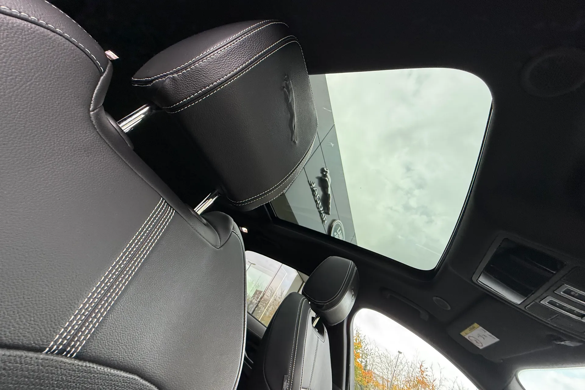 Jaguar F-PACE thumbnail image number 33