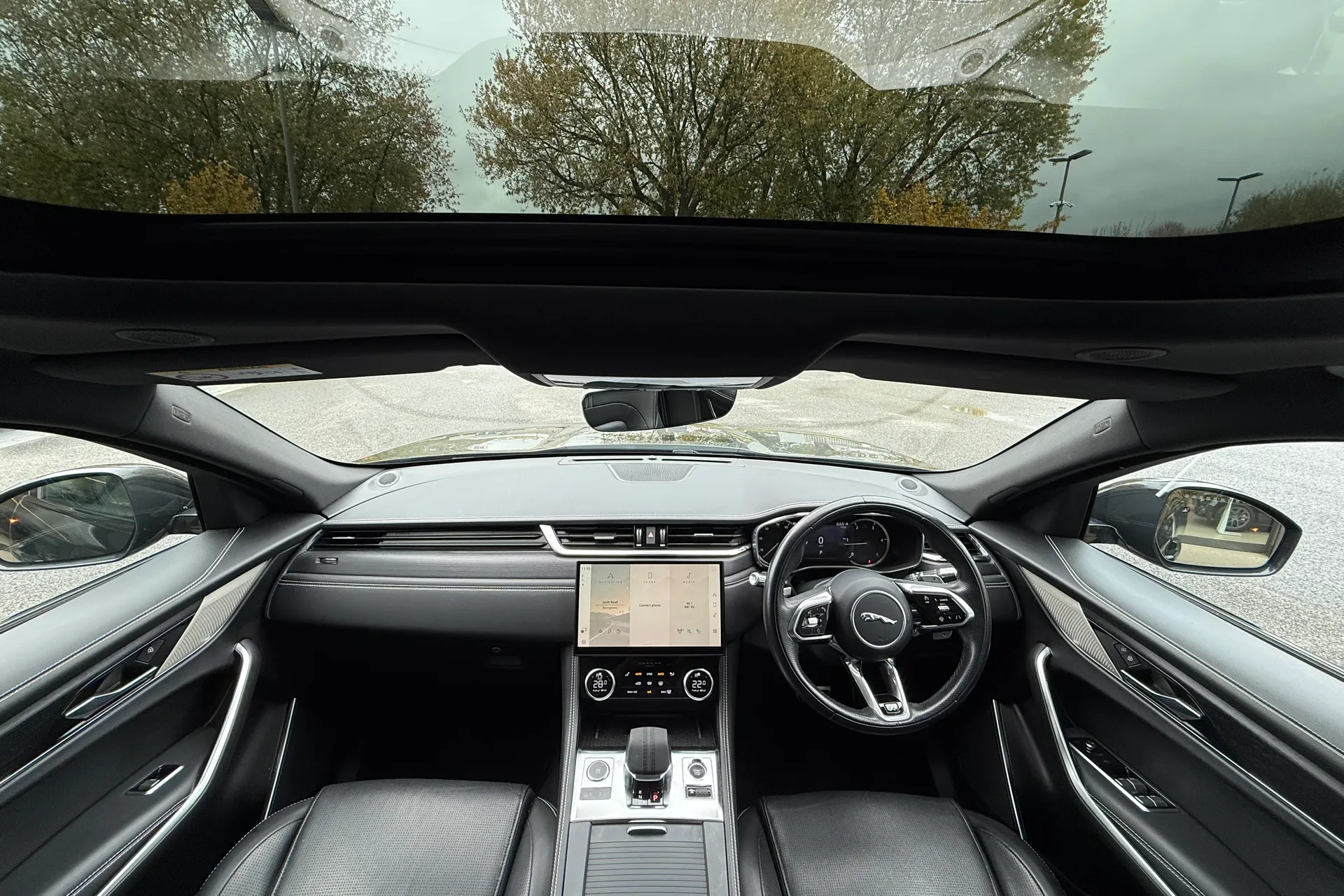 Jaguar F-PACE thumbnail image number 3