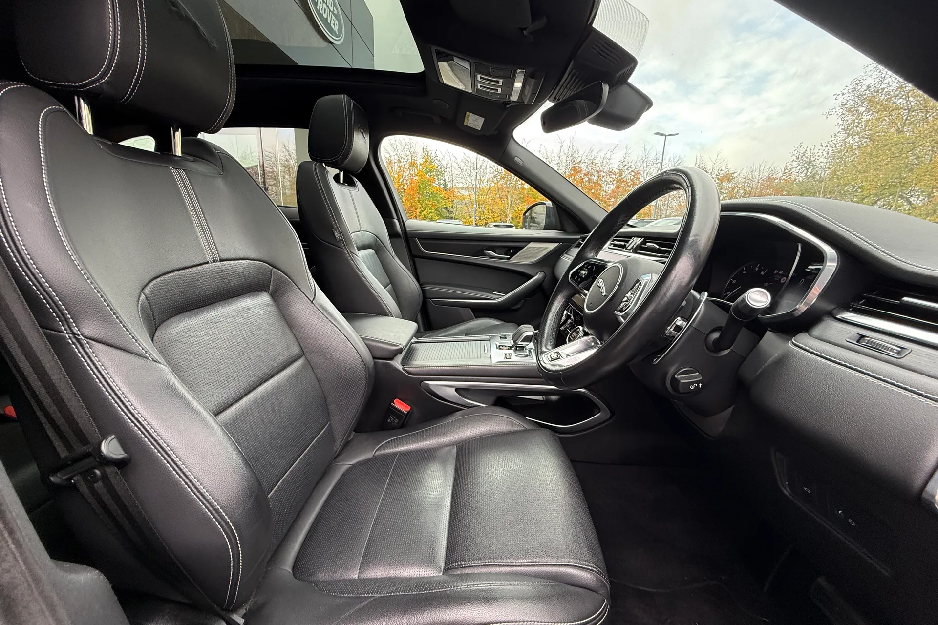 Jaguar F-PACE thumbnail image number 9