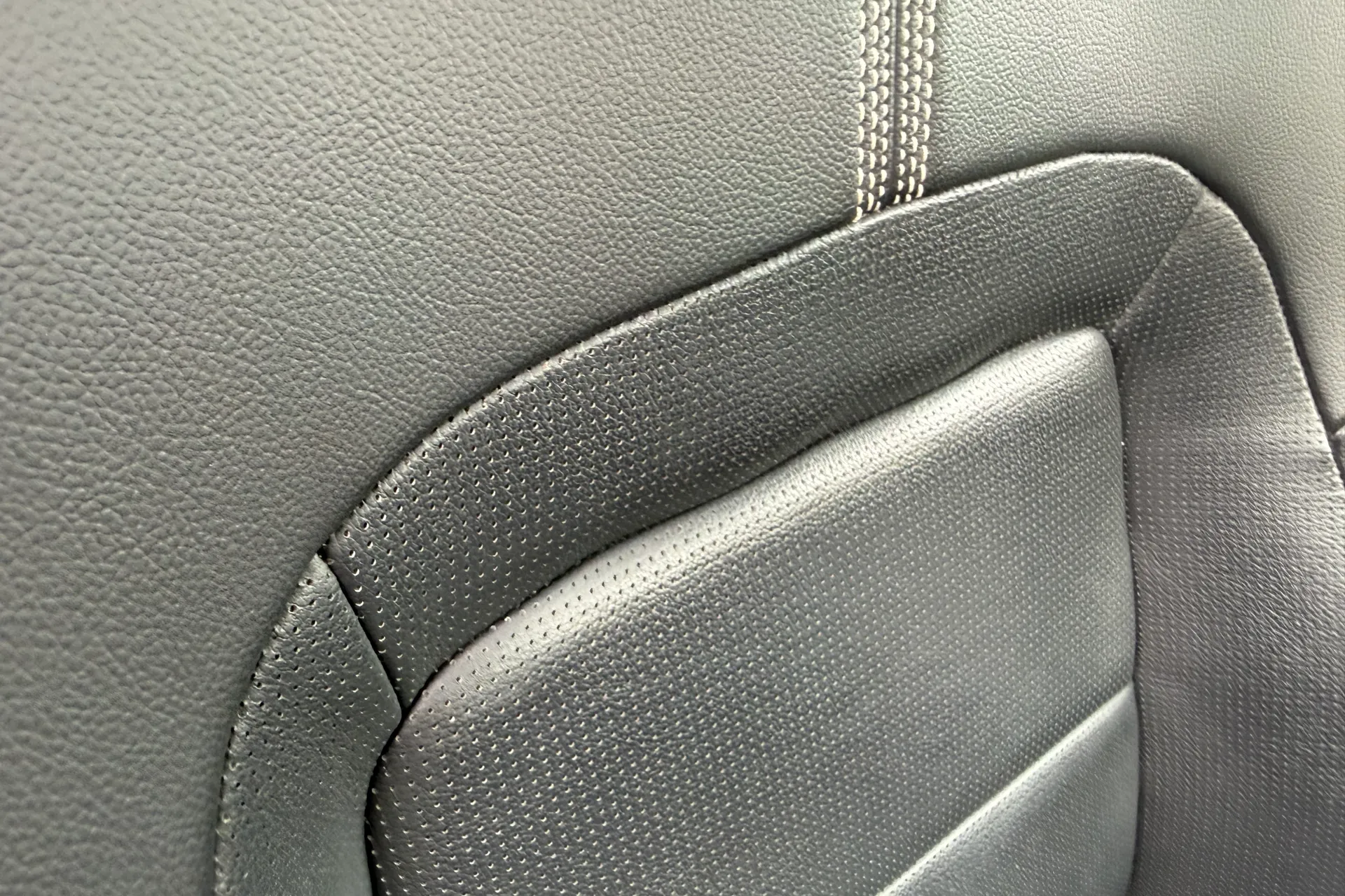 Jaguar F-PACE thumbnail image number 31