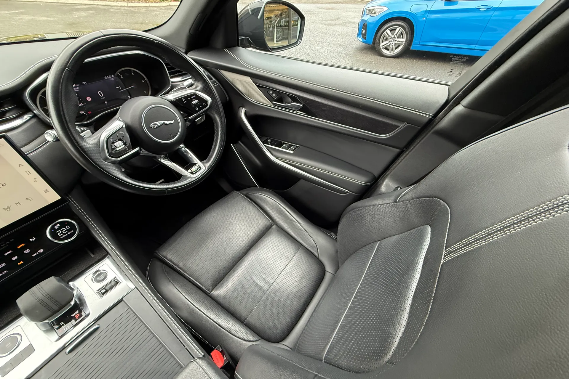 Jaguar F-PACE thumbnail image number 13