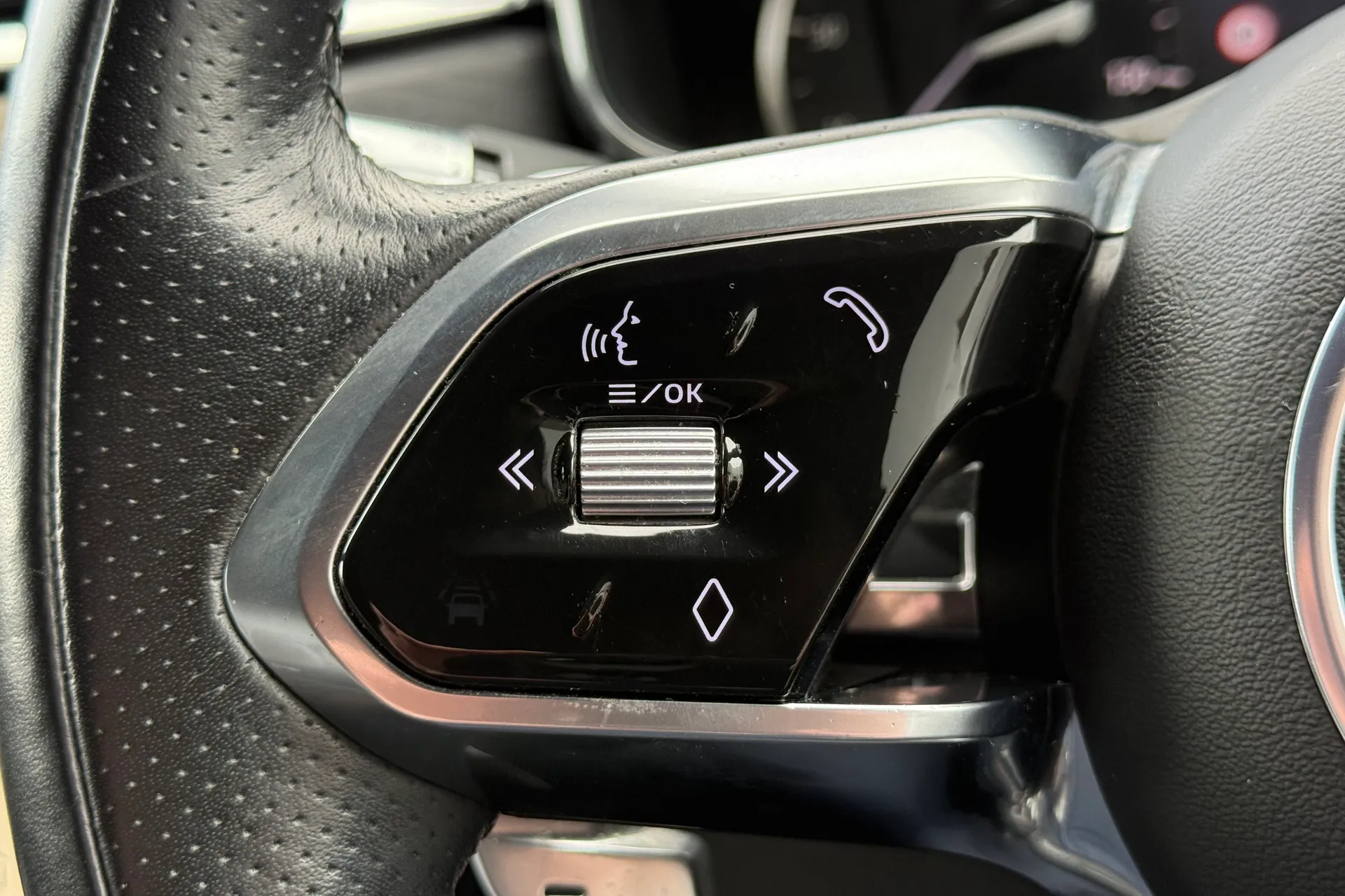 Jaguar F-PACE thumbnail image number 23