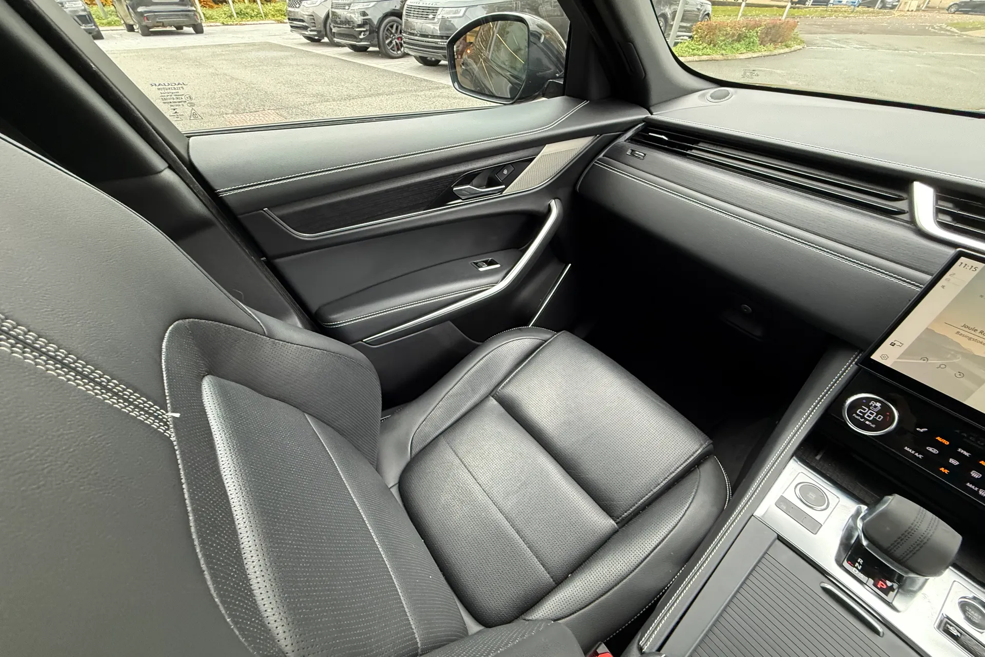 Jaguar F-PACE thumbnail image number 12