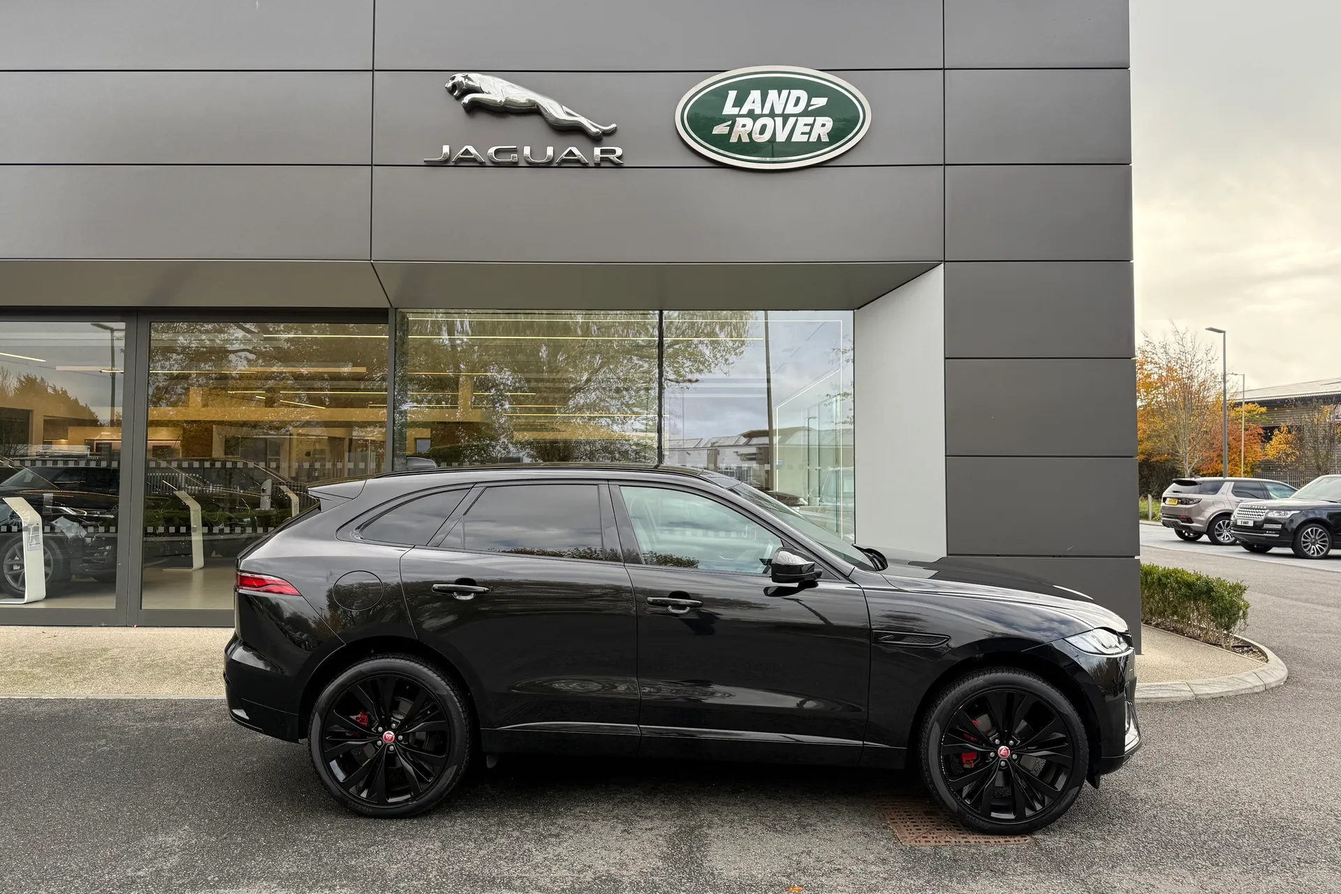 Jaguar F-PACE thumbnail image number 2