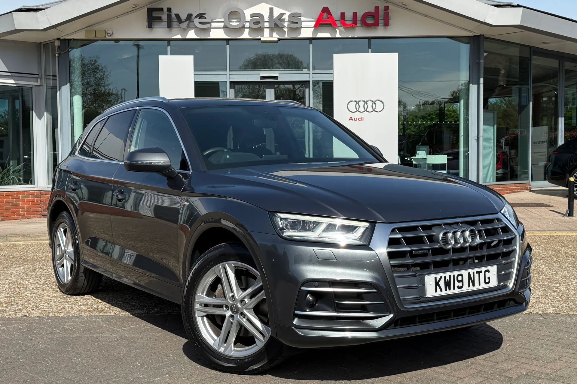 Audi Q5 focused image