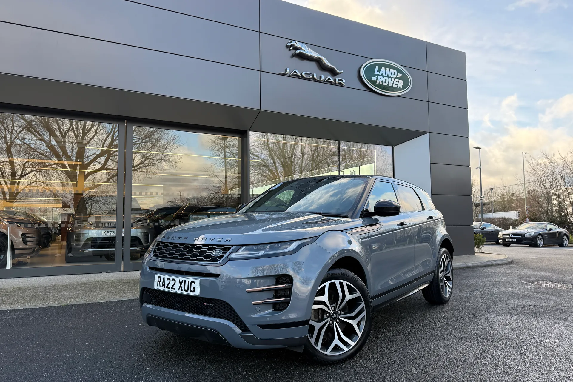 LAND ROVER RANGE ROVER EVOQUE focused image