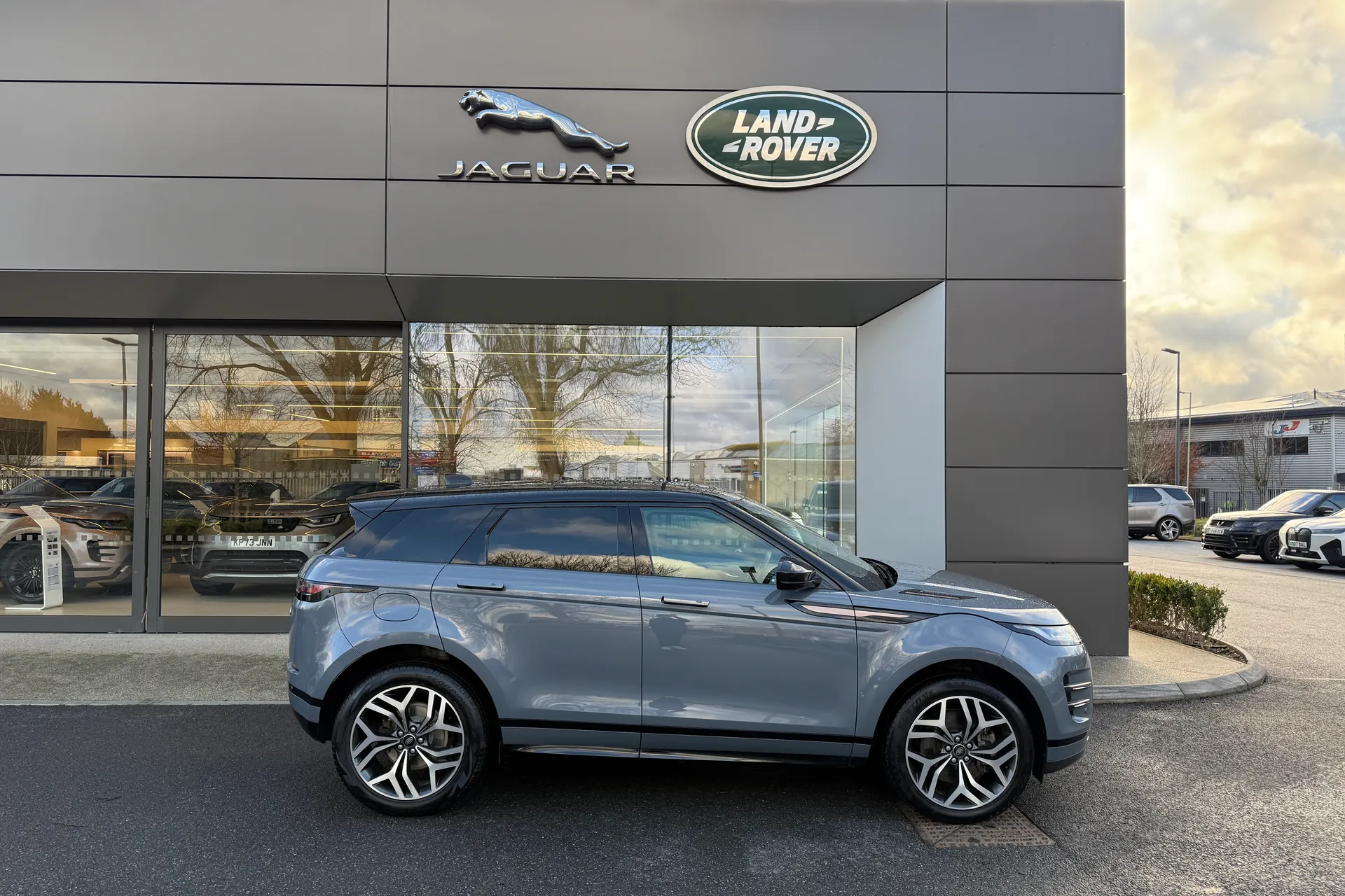 LAND ROVER RANGE ROVER EVOQUE thumbnail image number 2