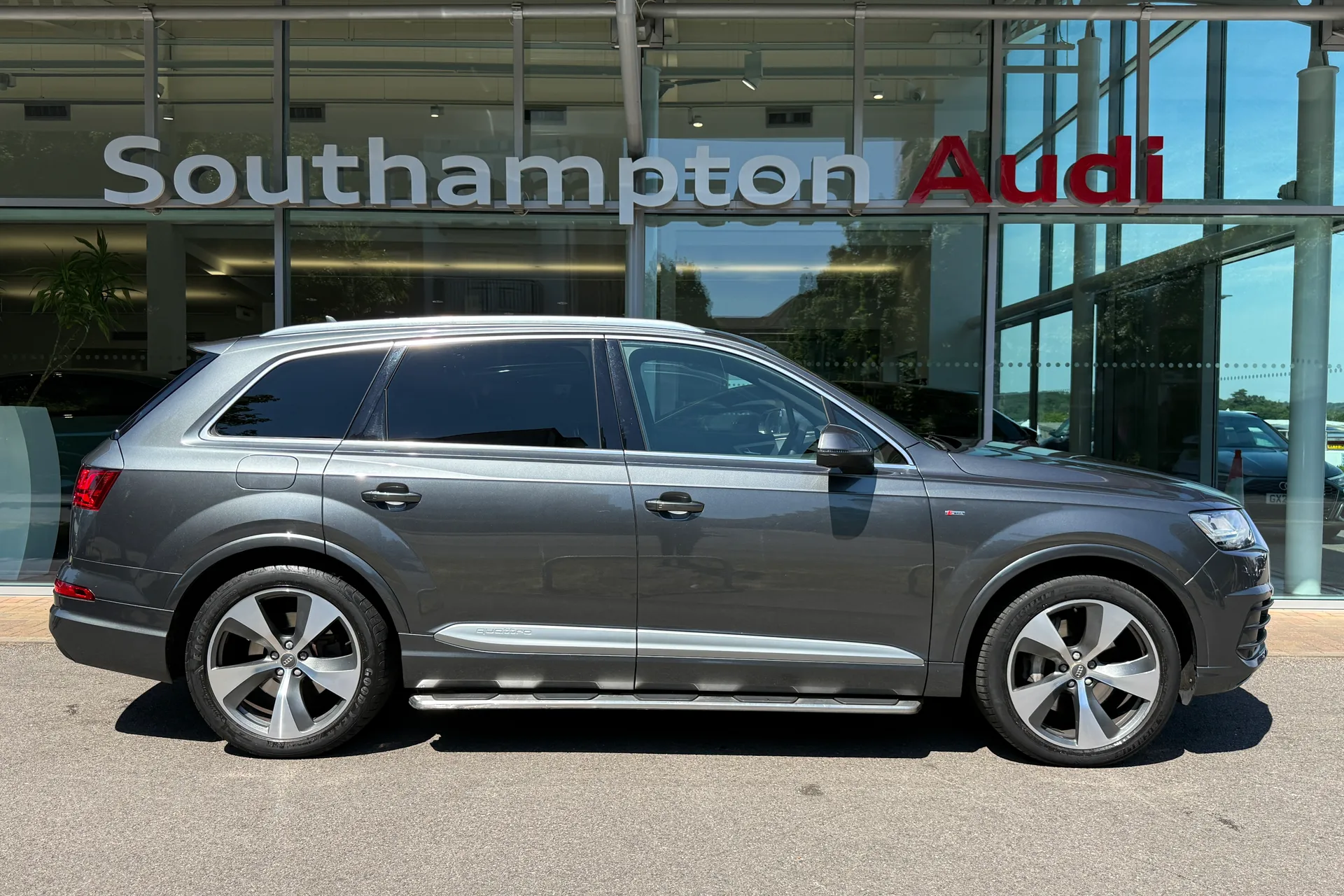 Audi Q7 thumbnail image number 2