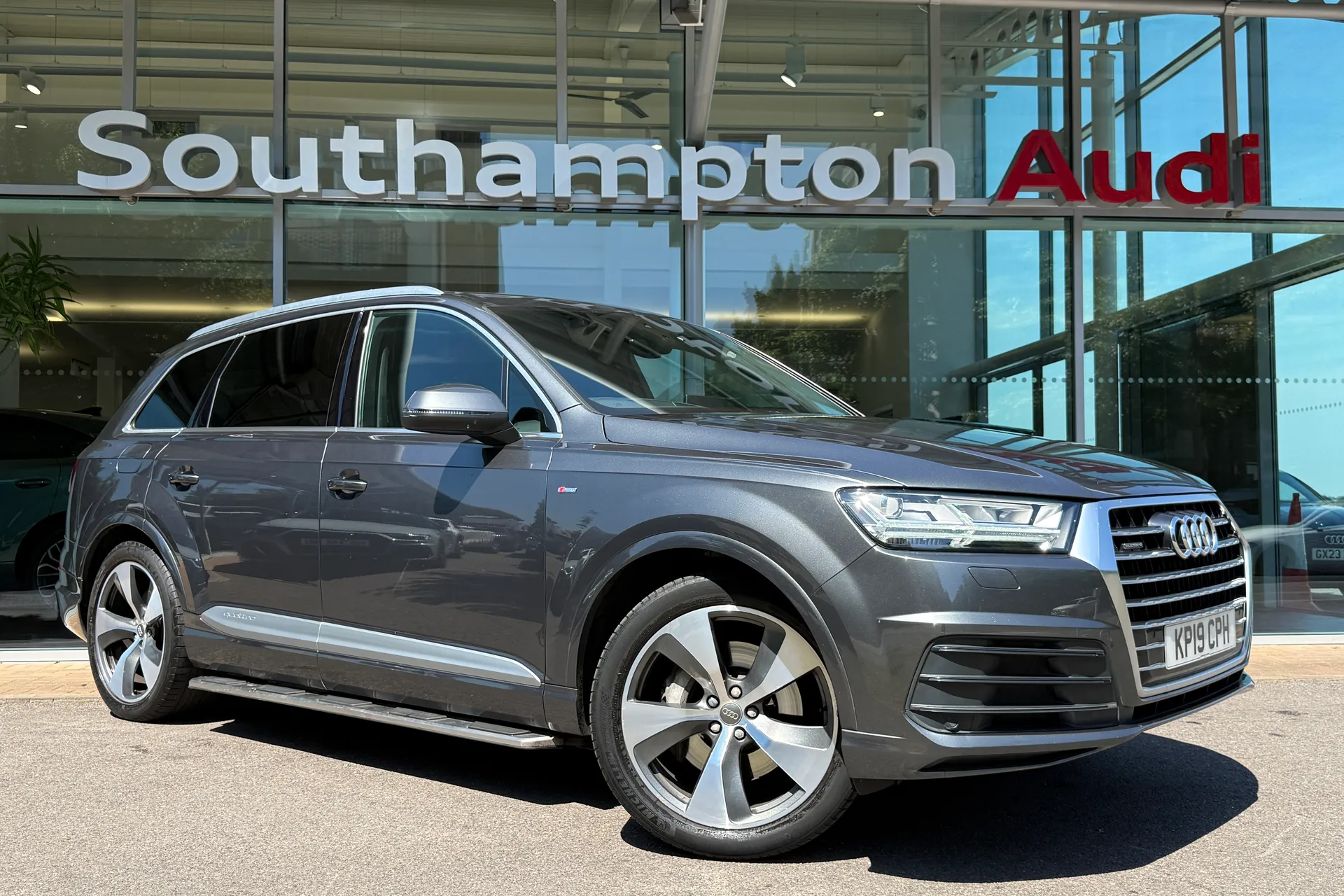 Audi Q7 focused image