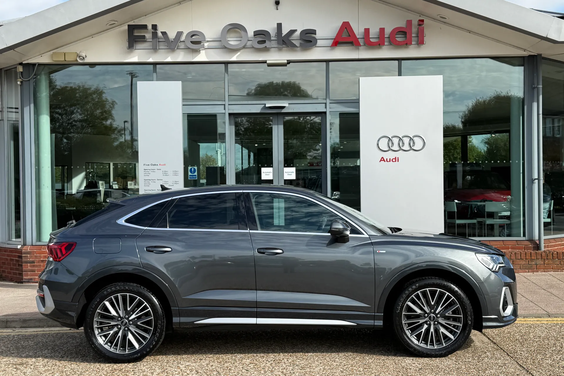 Audi Q3 thumbnail image number 2