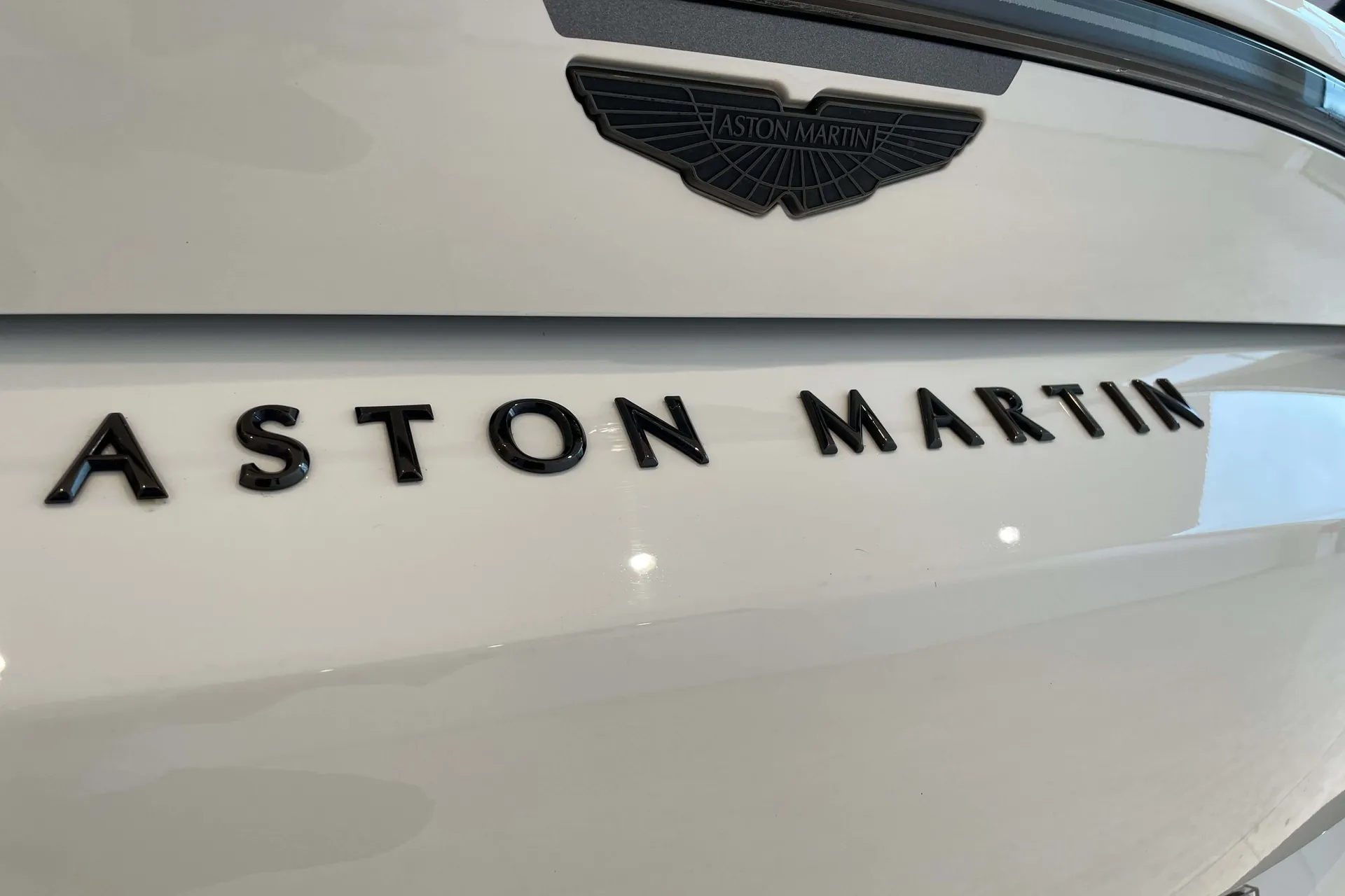 Aston Martin Vantage thumbnail image number 34