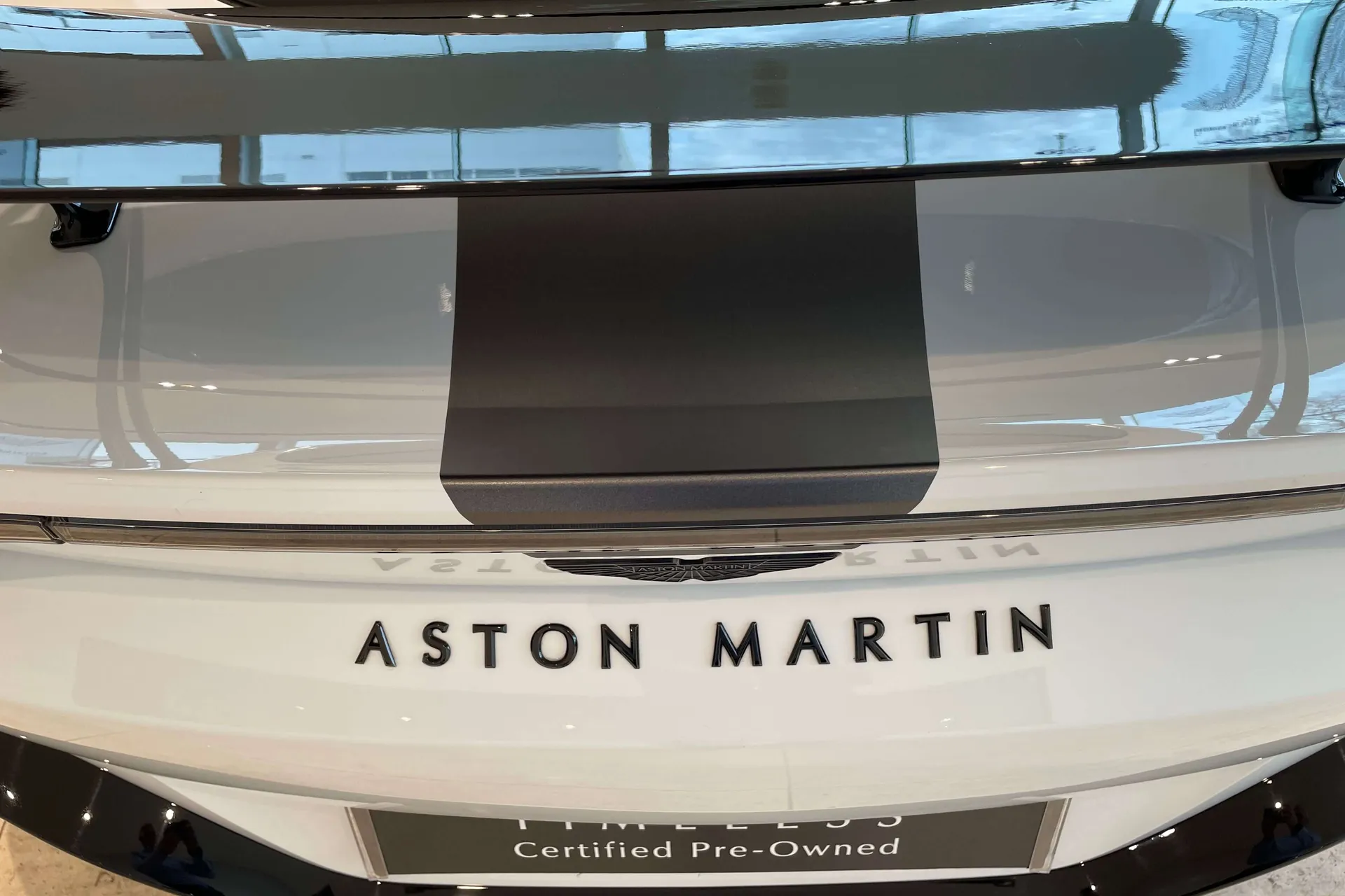 Aston Martin Vantage thumbnail image number 35