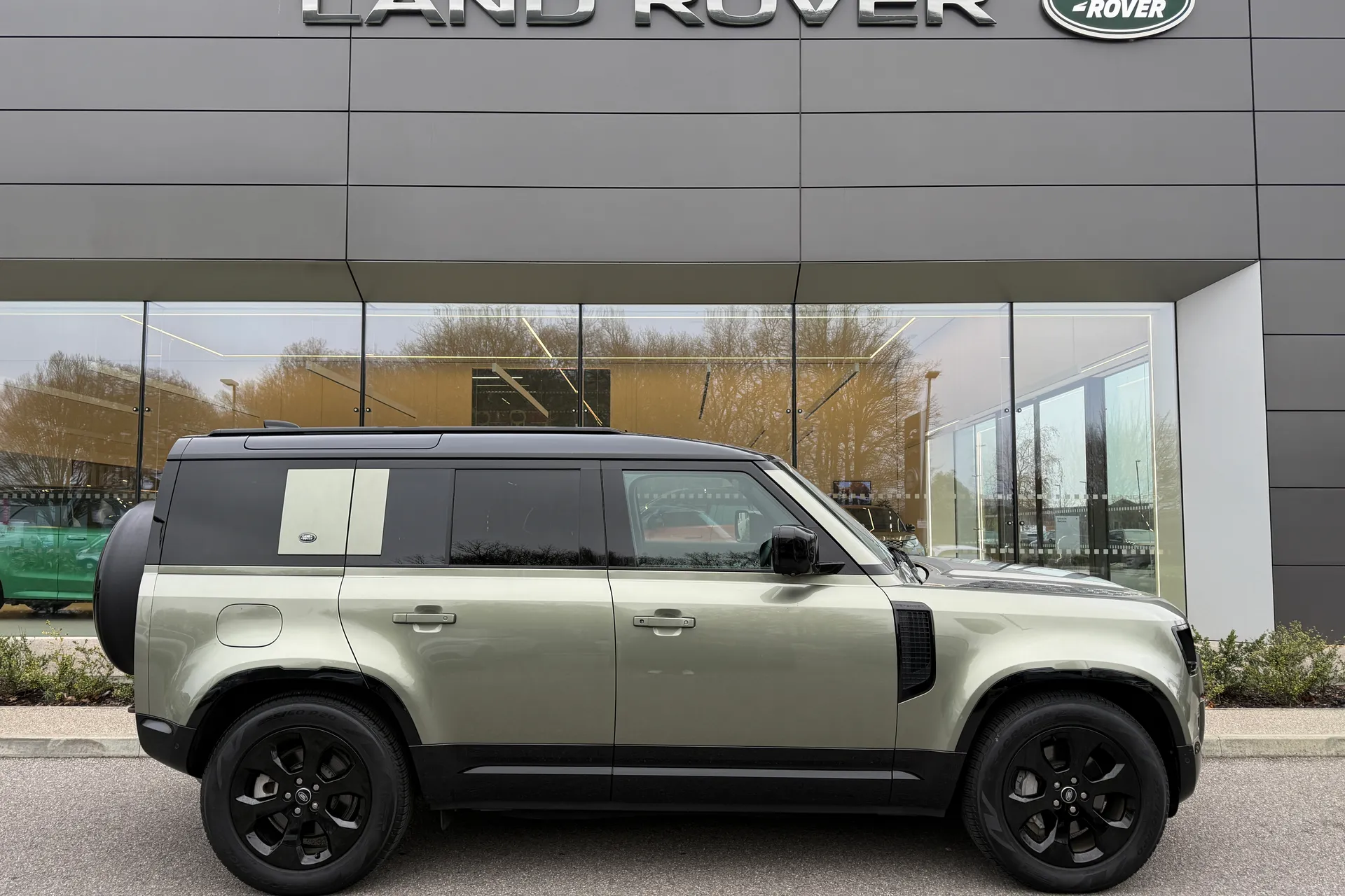 LAND ROVER DEFENDER thumbnail image number 2