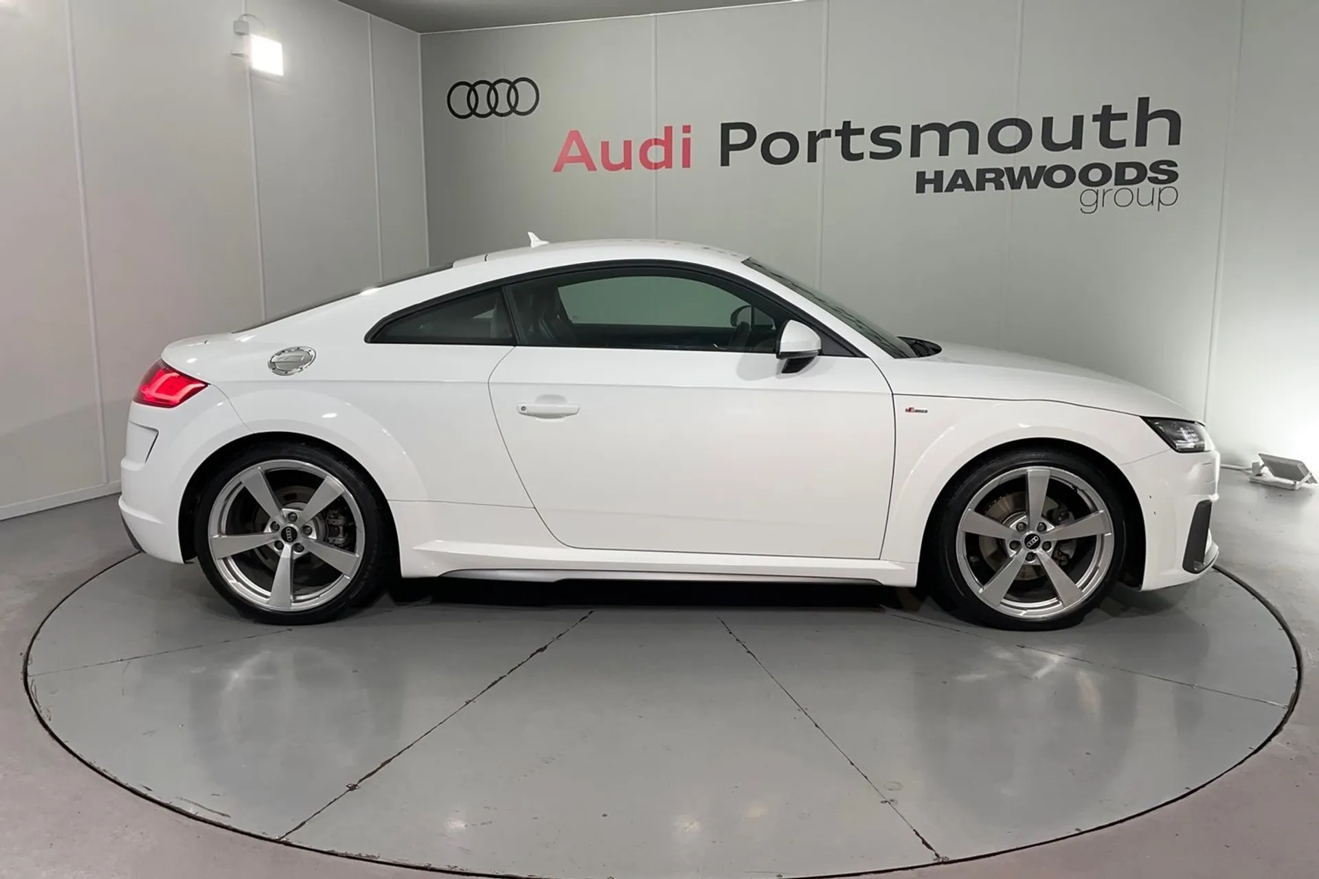 Audi TT thumbnail image number 2