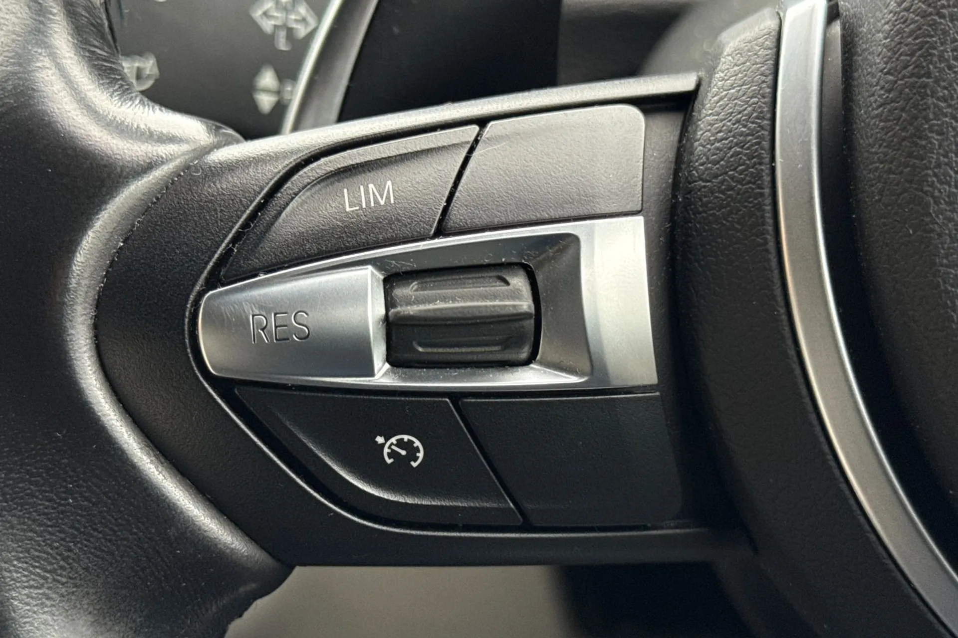 BMW 4 SERIES thumbnail image number 38