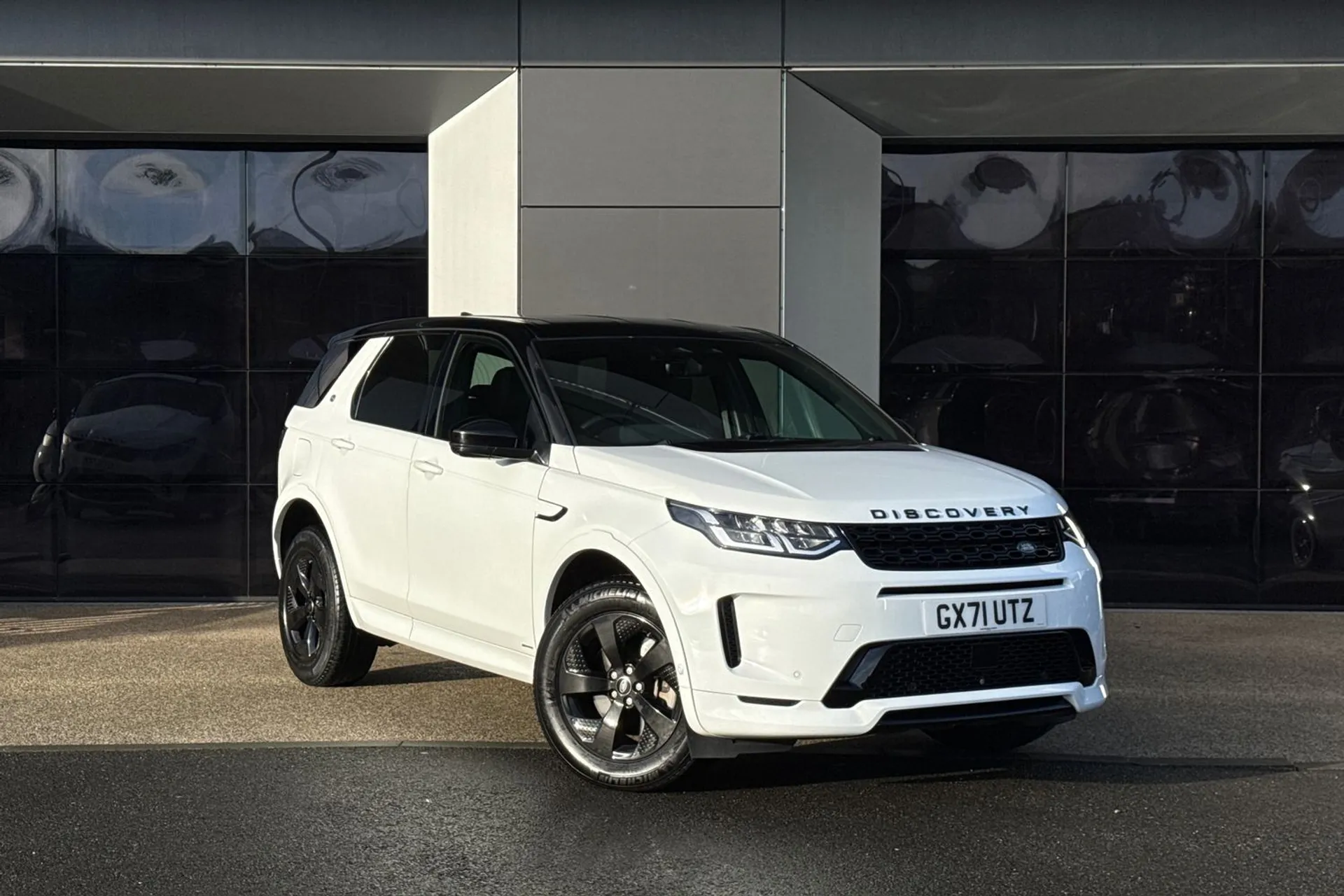 LAND ROVER DISCOVERY SPORT focused image