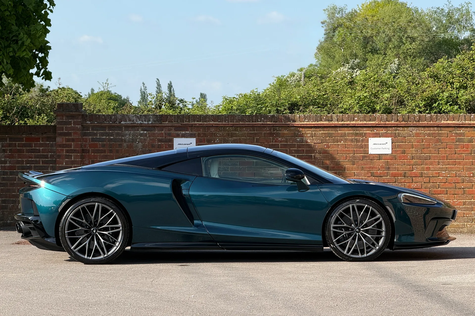 McLaren GT thumbnail image number 2